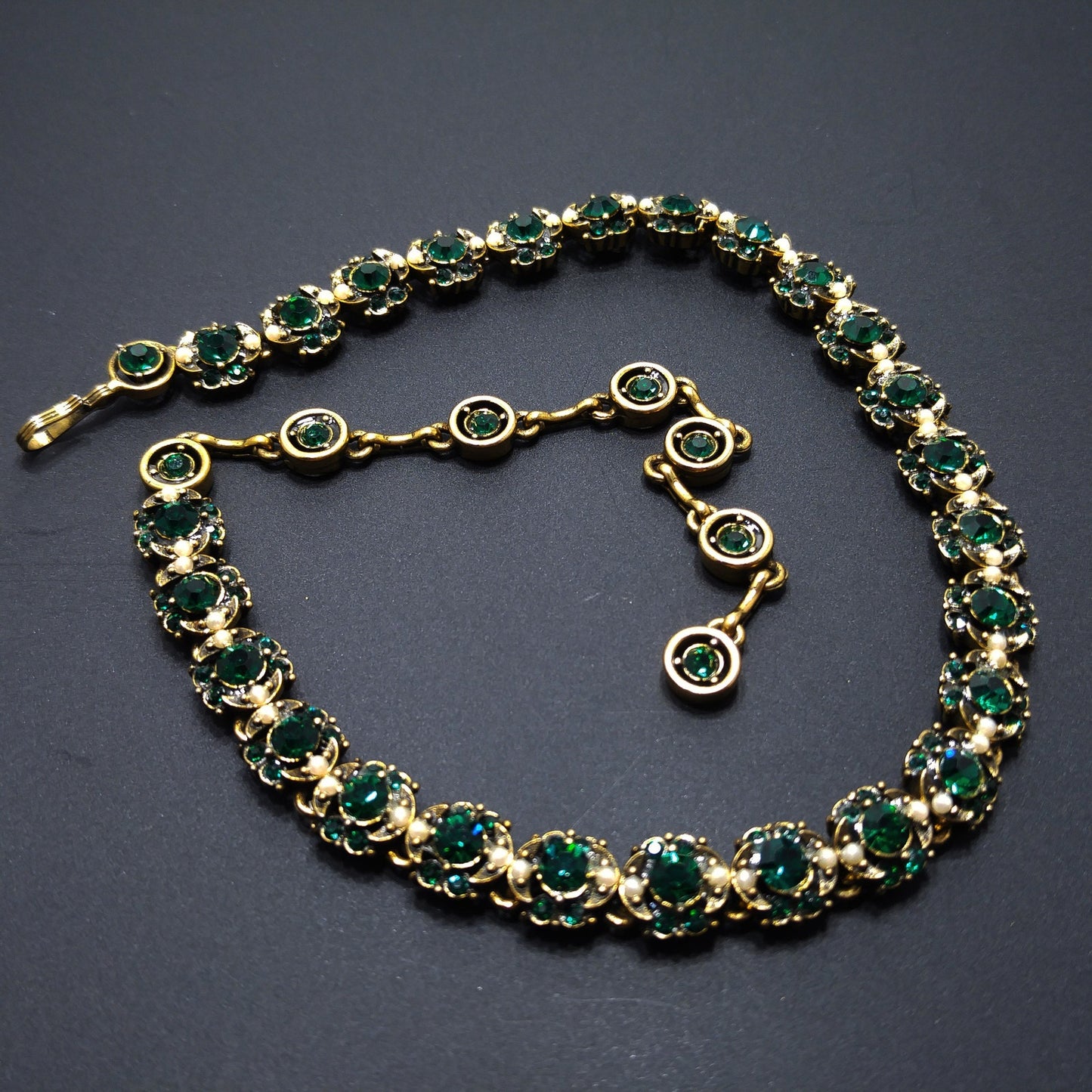 Hollycraft Emerald Green Rhinestones Necklace, Faux Pearls, Gold Plated, 1950s