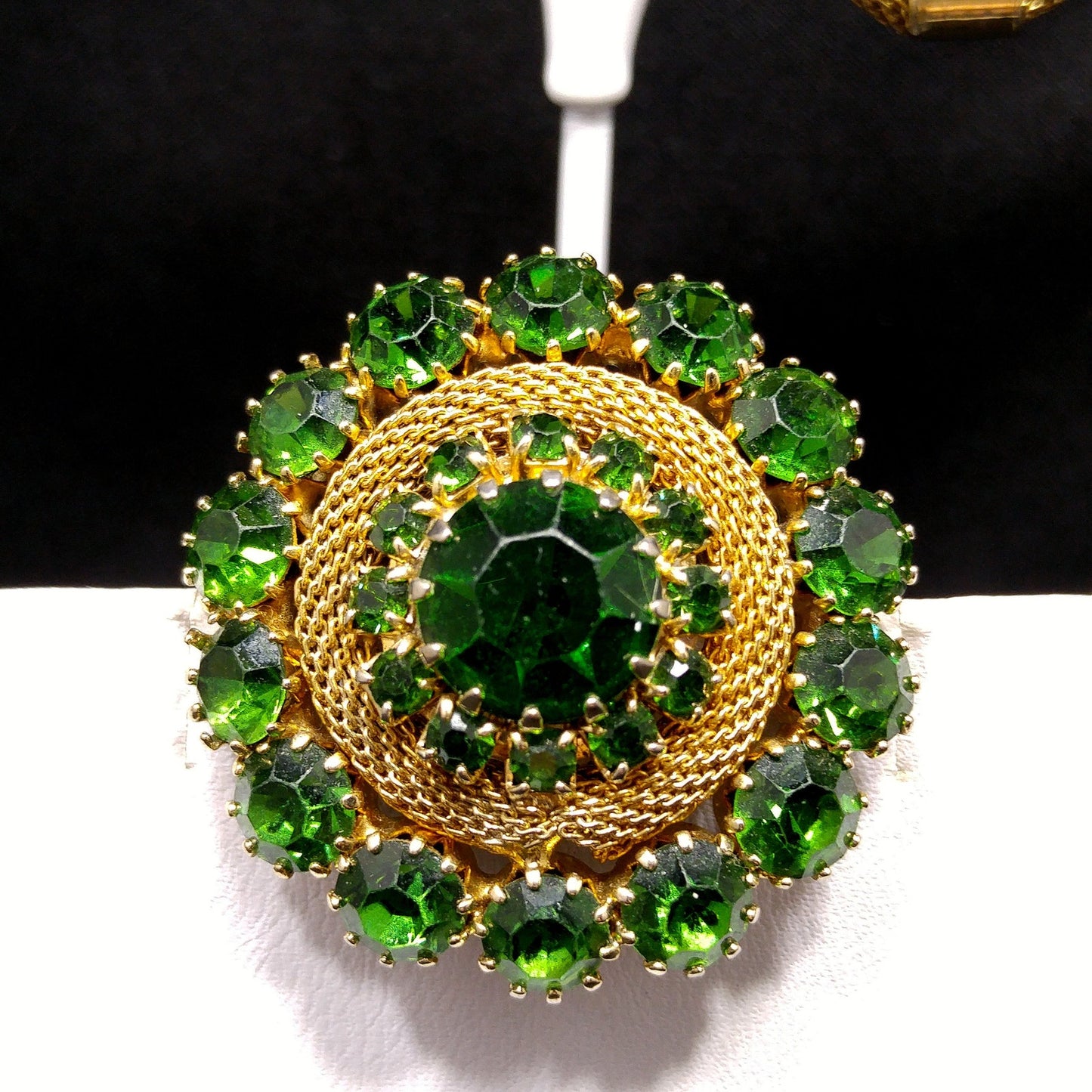 Weiss 1950s Emerald Green Rhinestone Brooch & Earrings Set – Gold Mesh Design