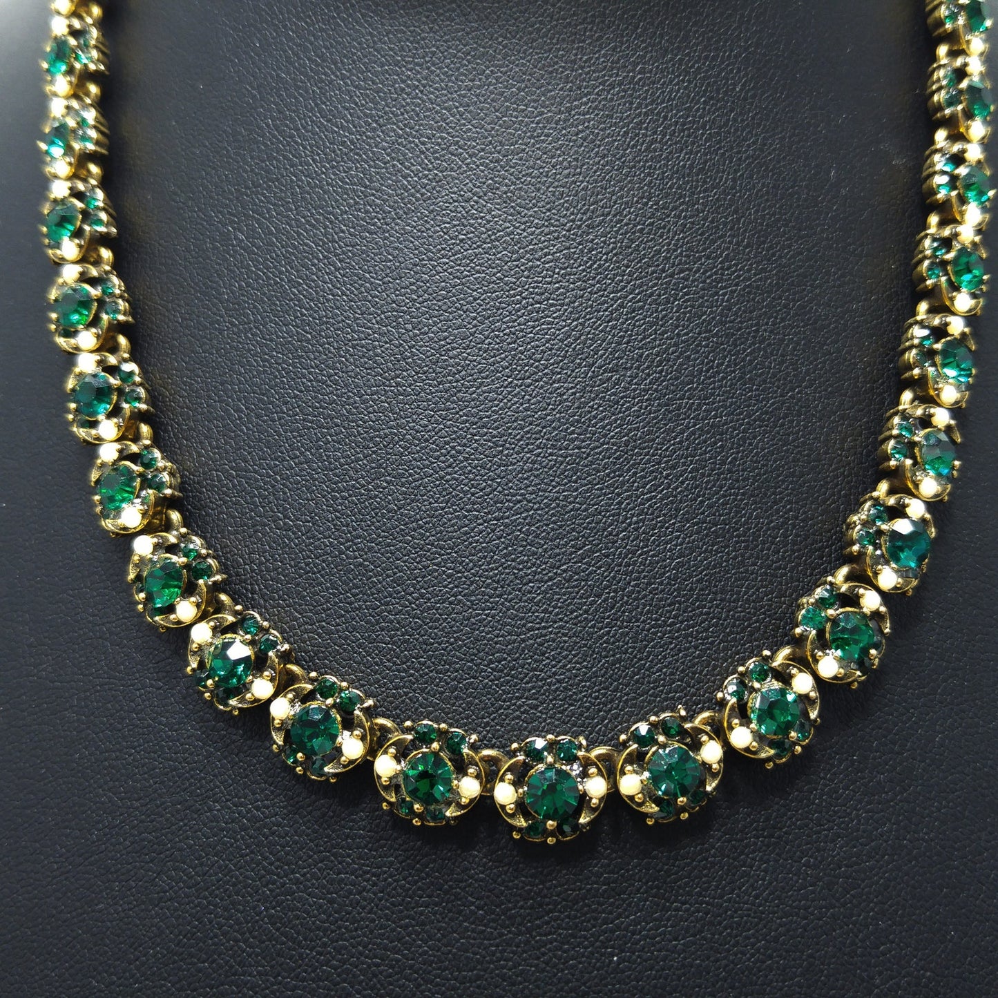 Hollycraft Emerald Green Rhinestones Necklace, Faux Pearls, Gold Plated, 1950s