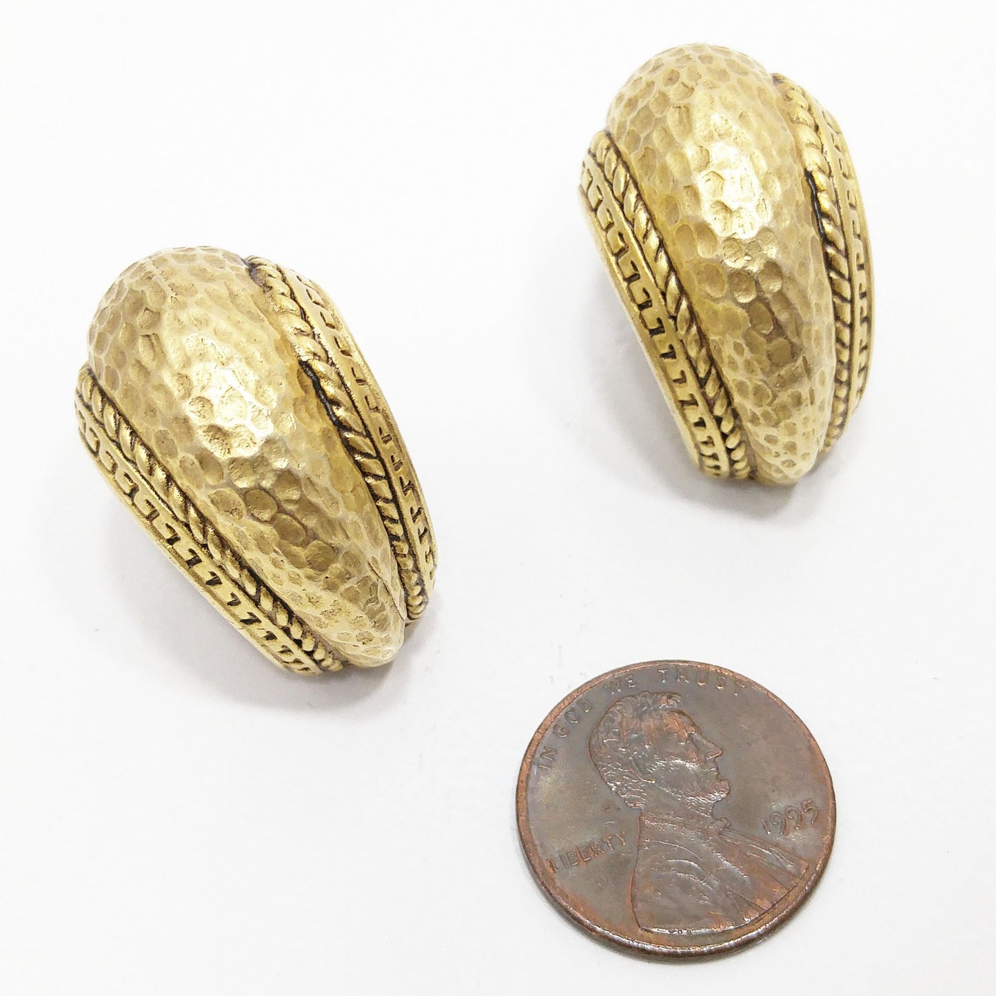 Oscar de la Renta Hammered Gold Clip Earrings – Vintage 1980s Designer Jewelry