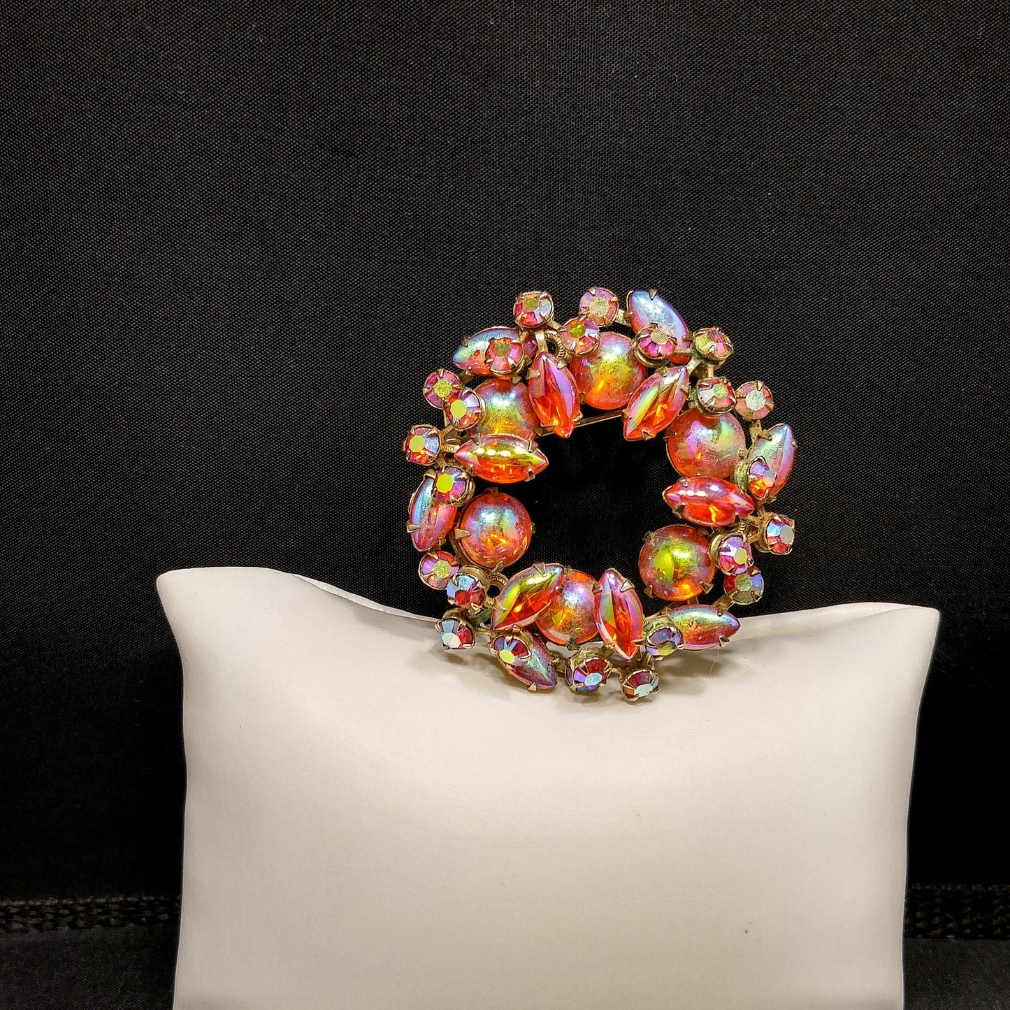 Mid-Century Iridescent Wreath Brooch, Art Glass, 1950s Vintage Jewelry