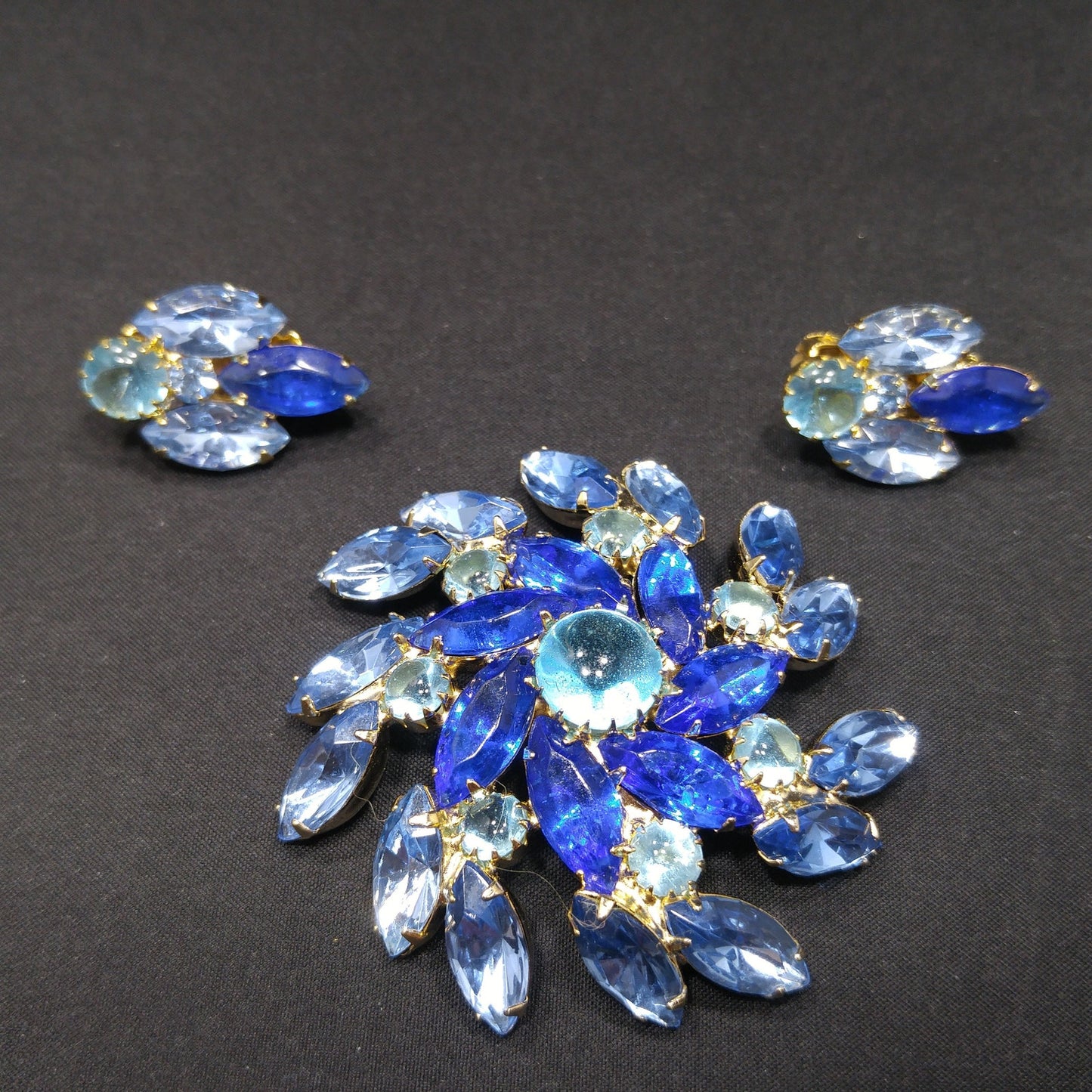 Blue Light Dark Rhinestones Pinwheel Brooch & Earrings, Gold Plated, 1960s Vintage Jewelry