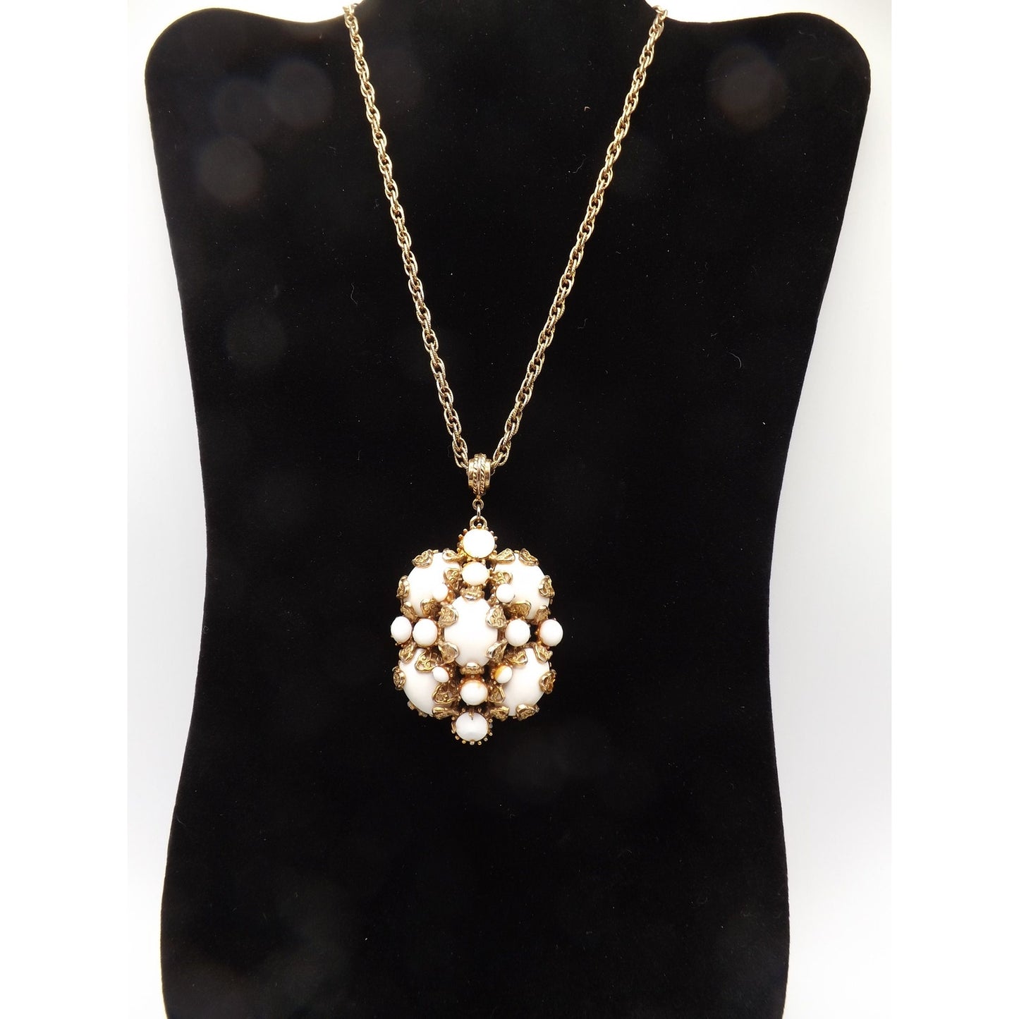 Hollycraft White Cabochons Rhinestones Pendant Necklace, Filigree Prongs, 1960s Vintage Jewelry