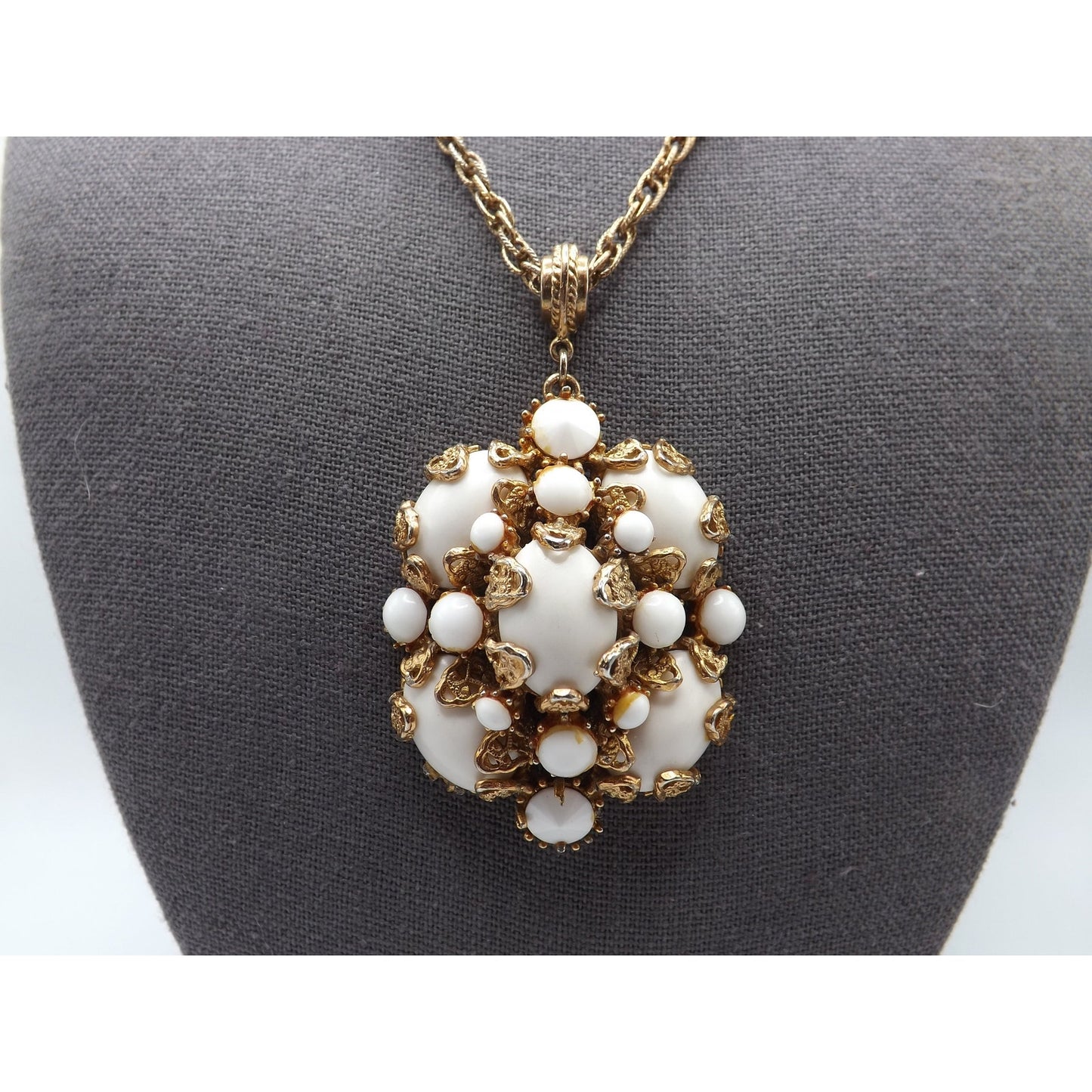 Hollycraft White Cabochons Rhinestones Pendant Necklace, Filigree Prongs, 1960s Vintage Jewelry
