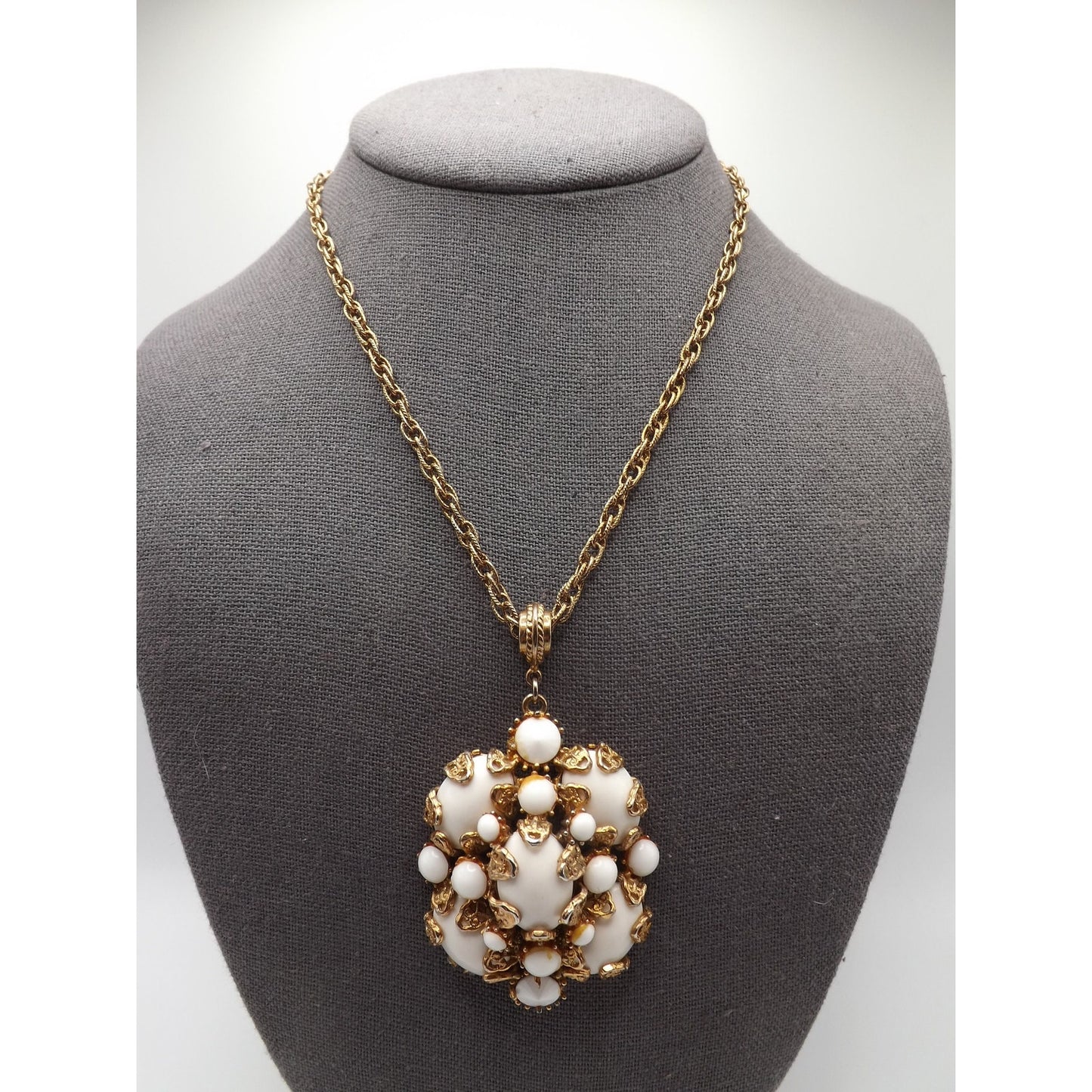 Hollycraft White Cabochons Rhinestones Pendant Necklace, Filigree Prongs, 1960s Vintage Jewelry