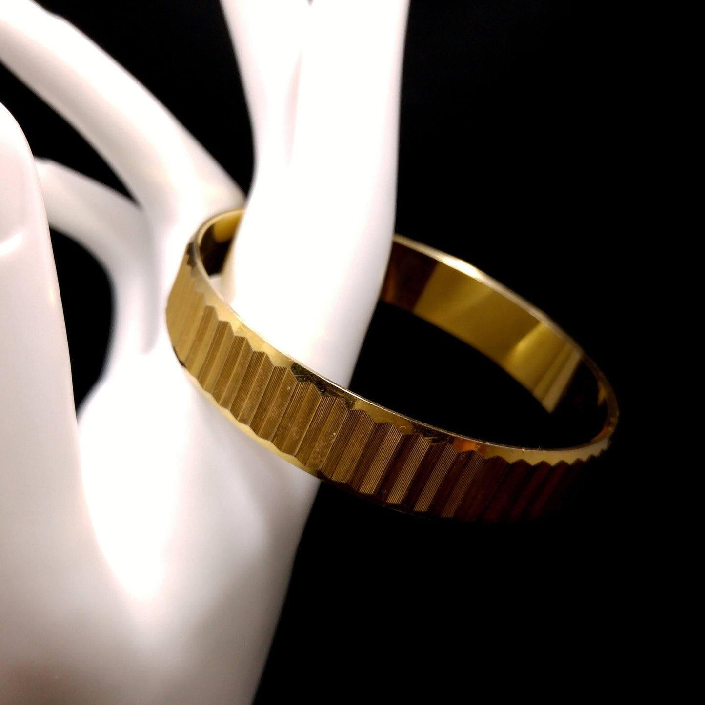 Crown Trifari Gold Plated Bangle Bracelet, Size M, 1960s Vintage Jewelry