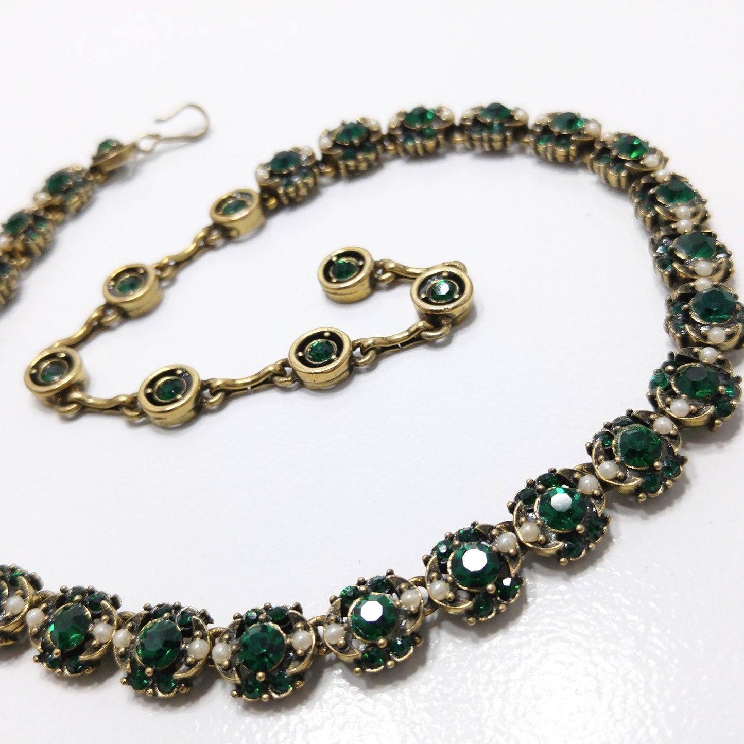 Hollycraft Emerald Green Rhinestones Necklace, Faux Pearls, Gold Plated, 1950s