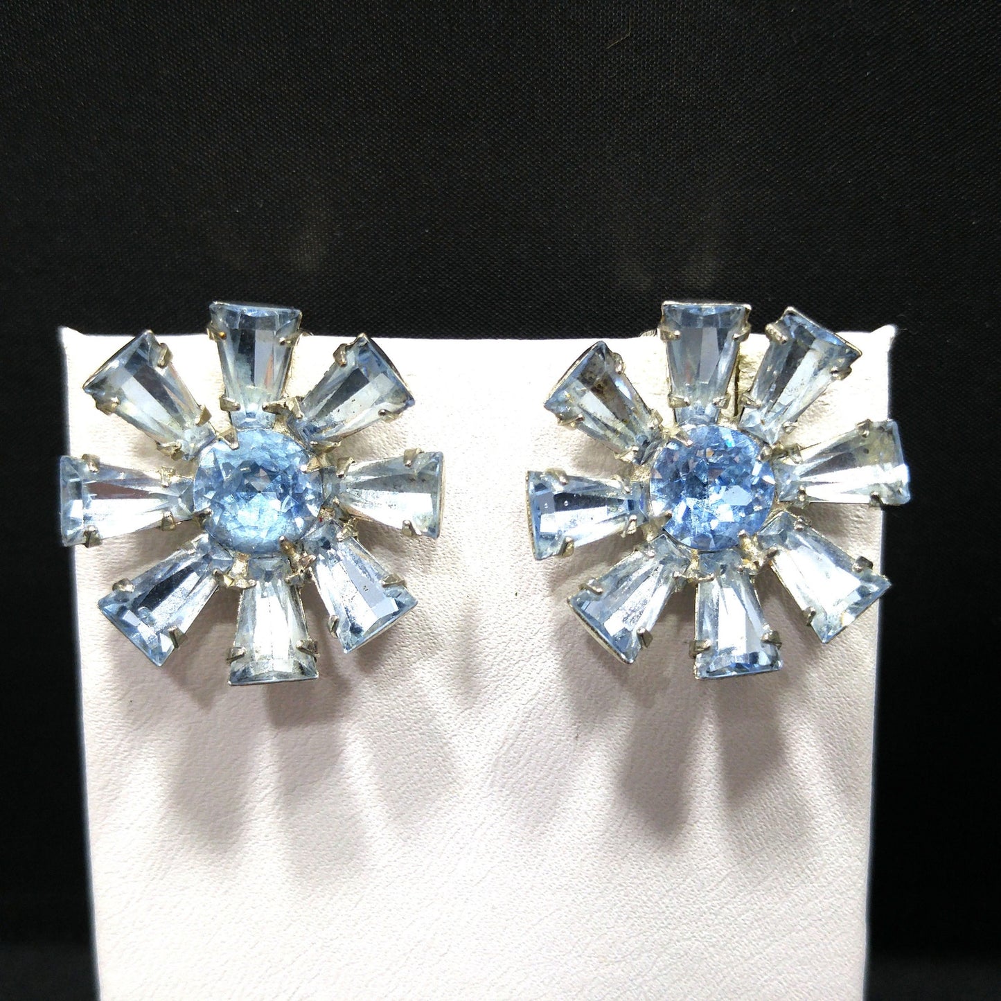 Vintage 1950s Weiss Light Blue Rhinestone Clip Earrings Rhodium Floral Design