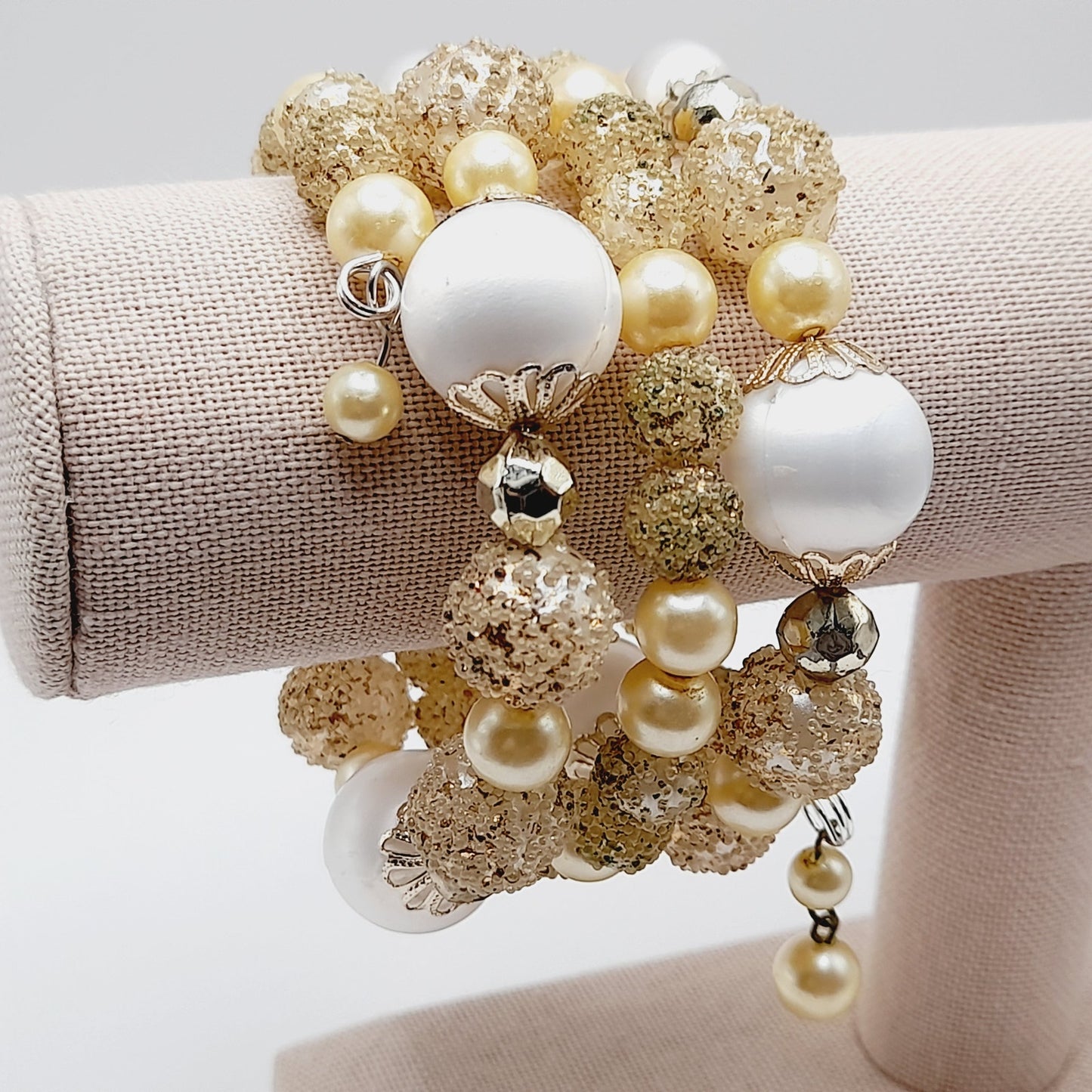 Vintage 1950s Beaded Bracelet – Gold & Pearl Memory Wire Wrap
