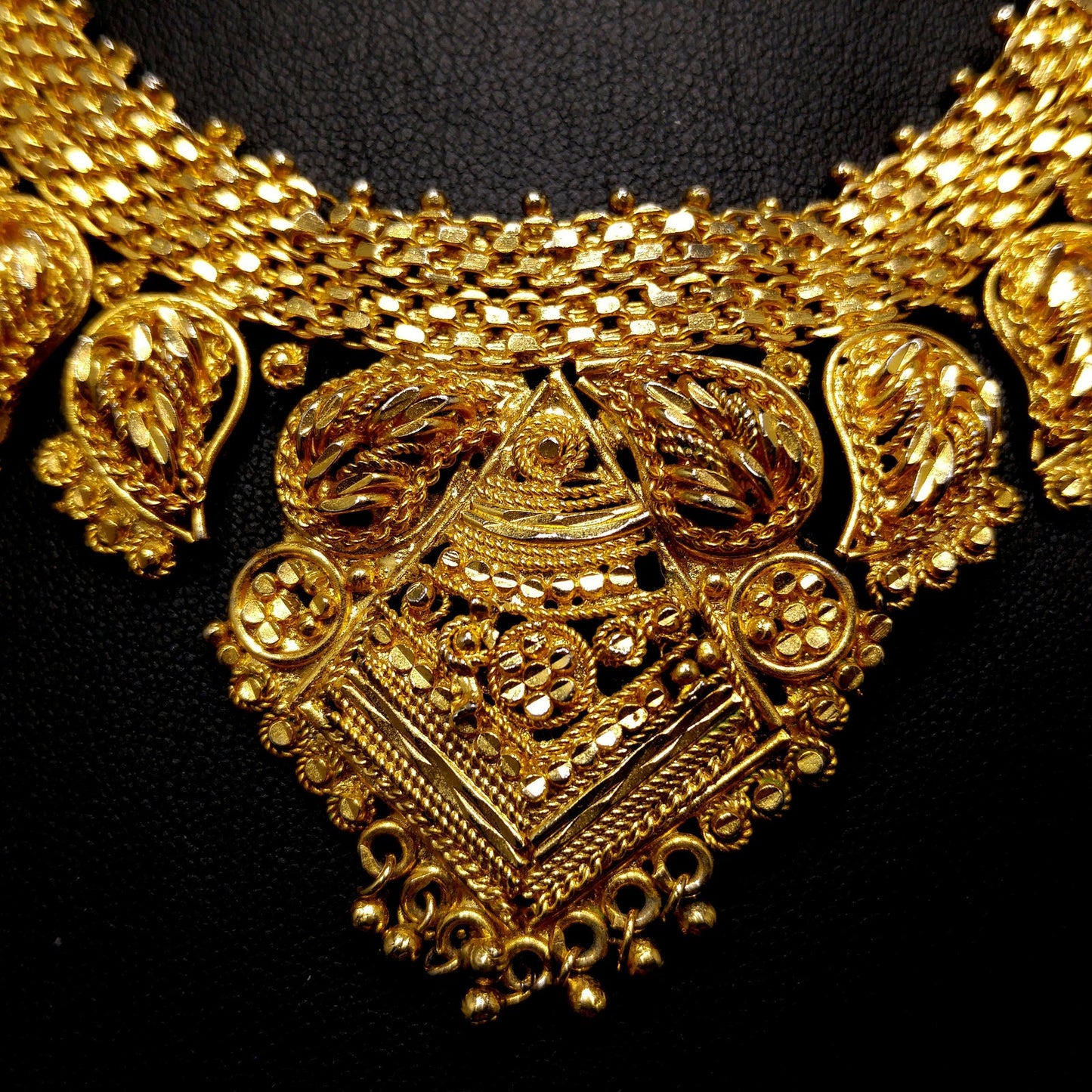 Vintage Heavily Gold Plated Necklace, 3D Cut Hand Crafted, Vintage Jewelry
