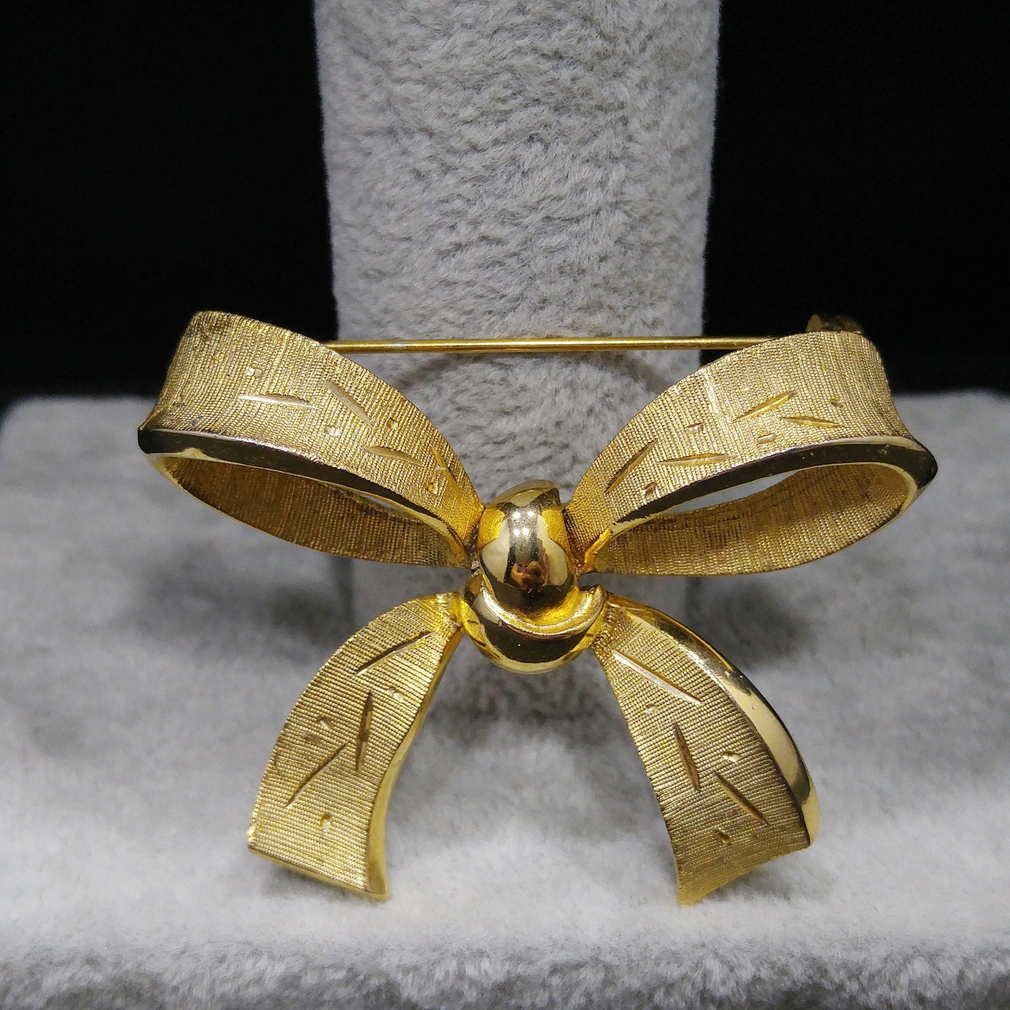 Kramer Gold Plated Bow Brooch, Textured Articulated Sash, 1950s Vintage Jewelry