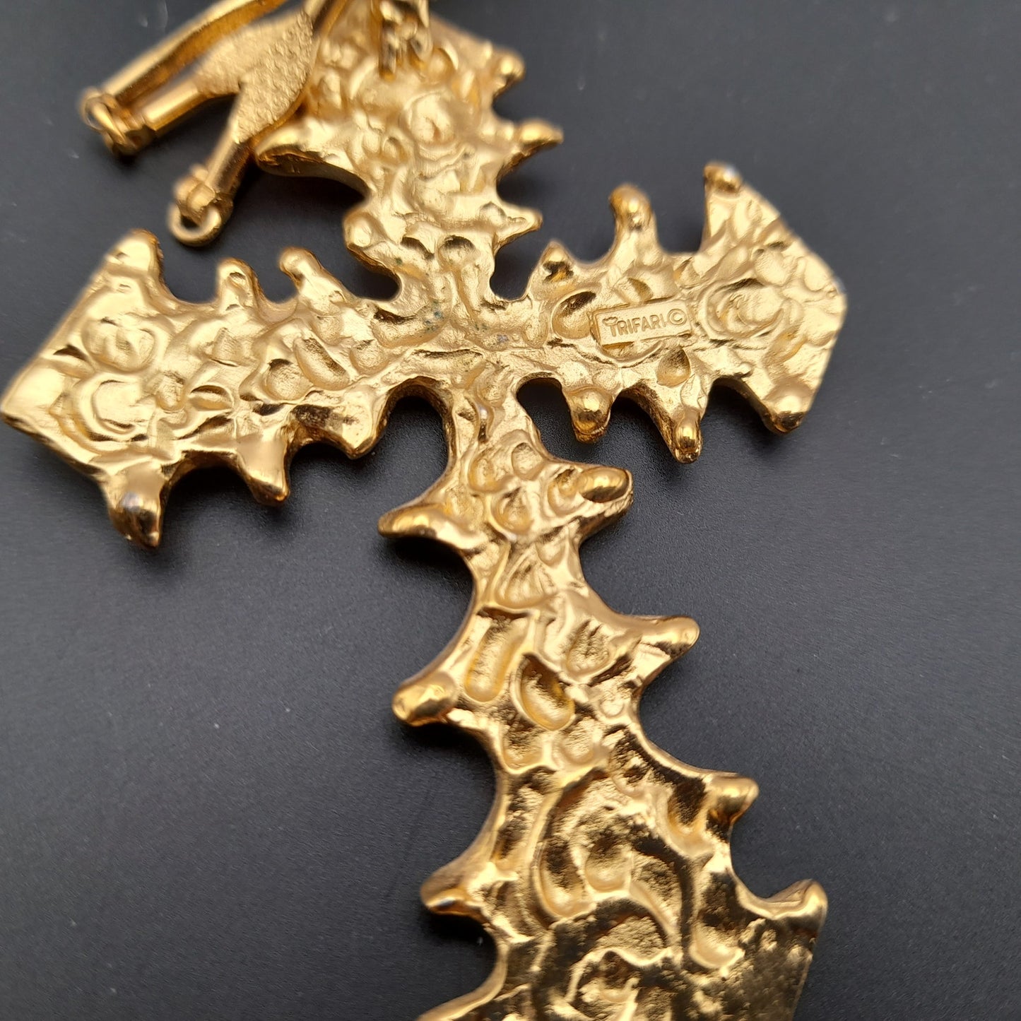 Vintage Crown Trifari Cross Pendant Necklace – Large Gold Tone Mid-Century Statement Jewelry