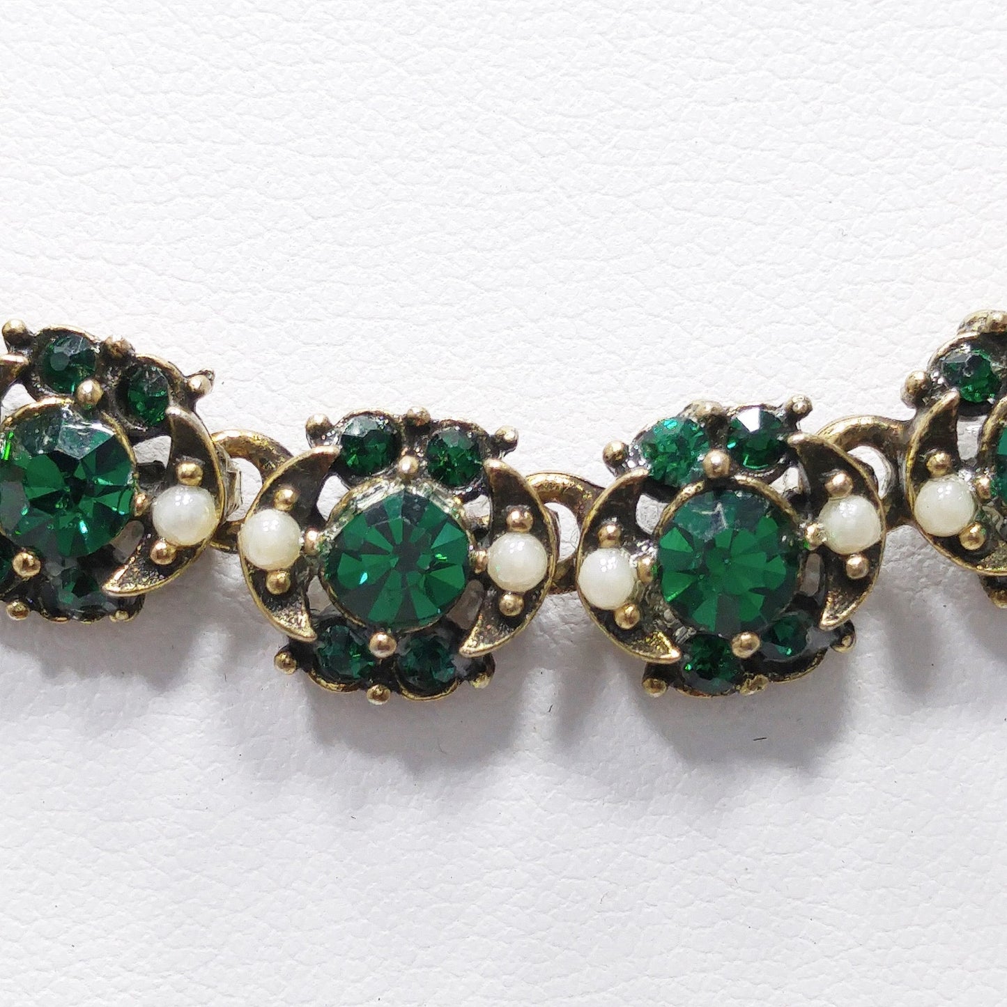 Hollycraft Emerald Green Rhinestones Necklace, Faux Pearls, Gold Plated, 1950s