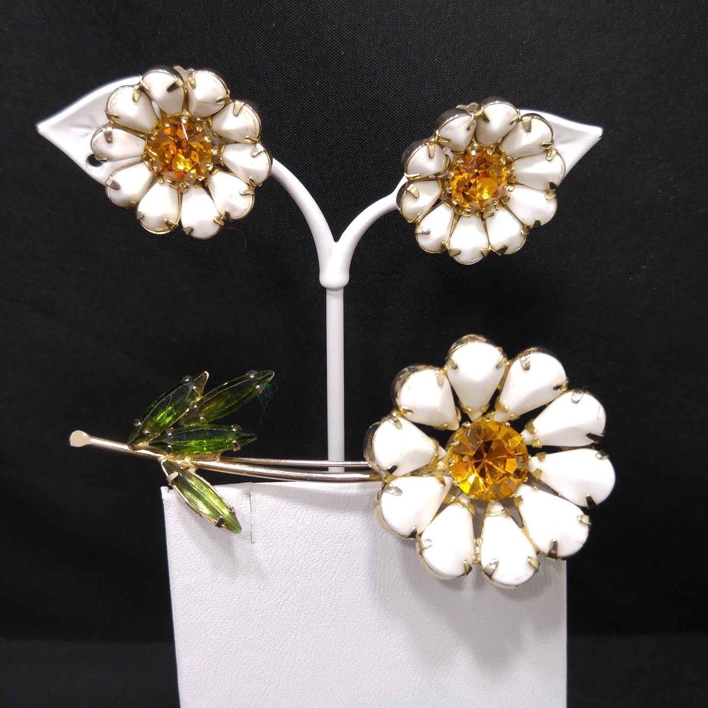 Weiss White Daisy Brooch and Earrings Set – 1950s Milk Glass & Amber Rhinestones
