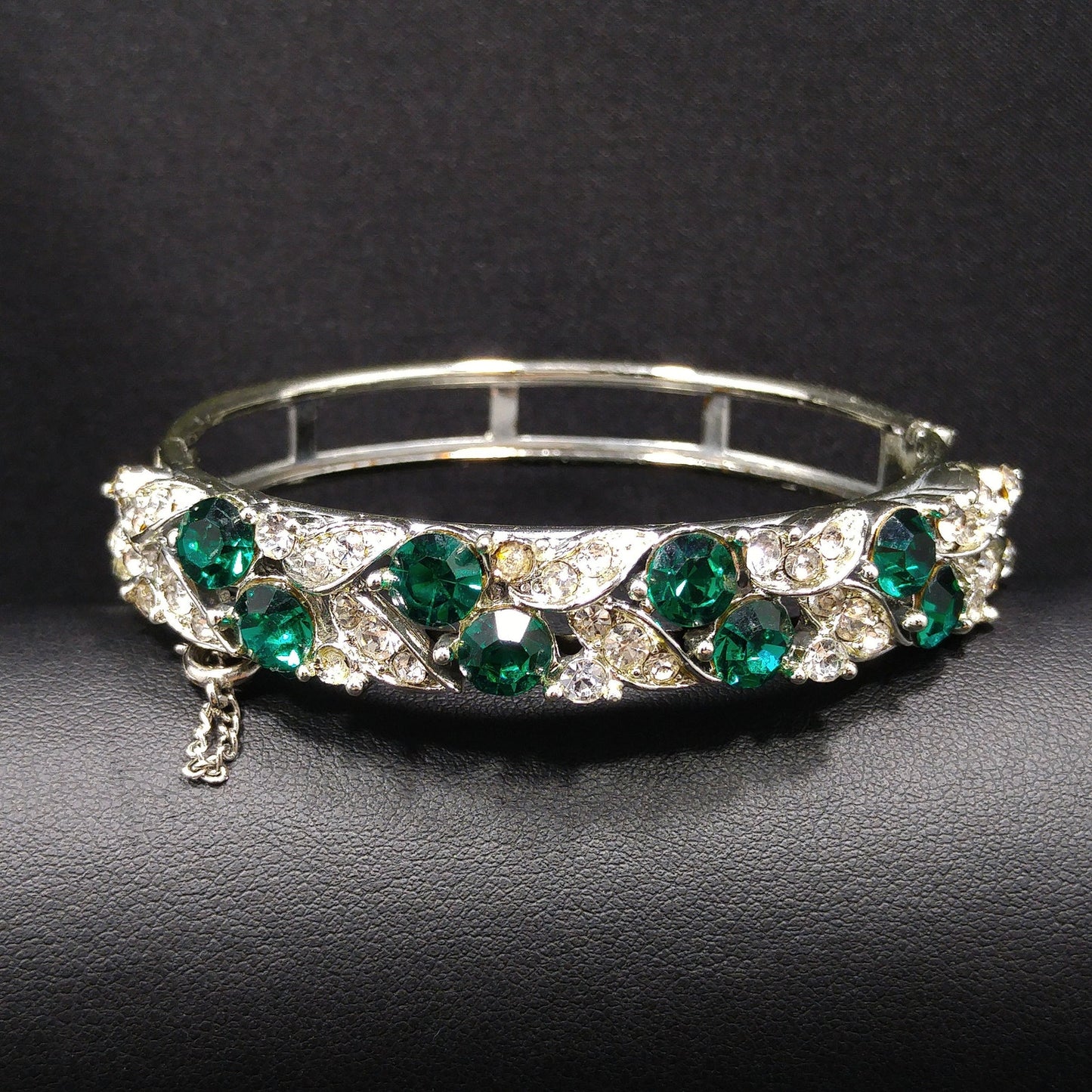 Lisner Emerald Green Rhinestone Hinged Bracelet, Rhodium Plated, 1960s Vintage Jewelry
