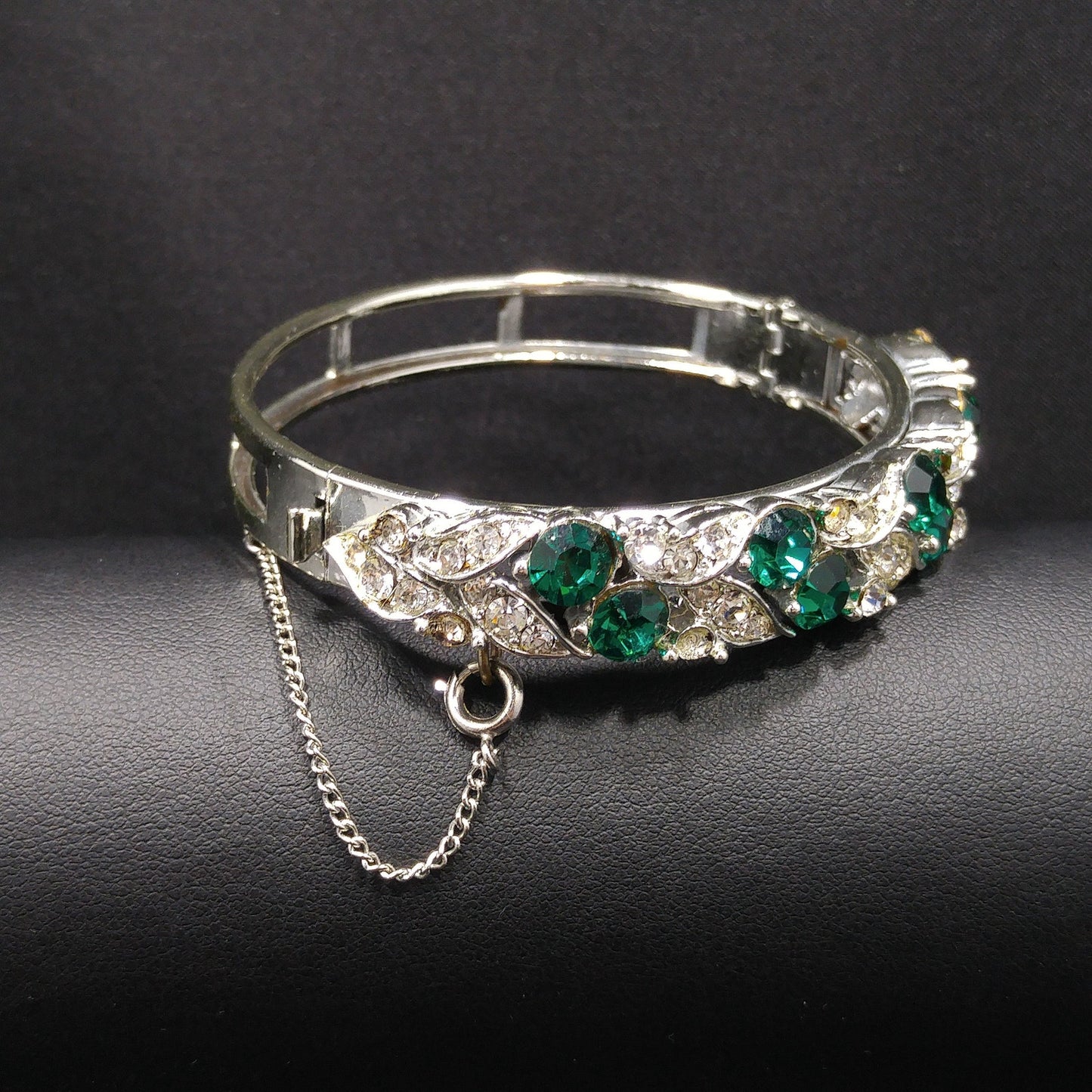 Lisner Emerald Green Rhinestone Hinged Bracelet, Rhodium Plated, 1960s Vintage Jewelry
