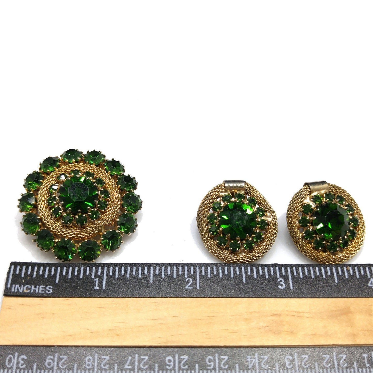 Weiss 1950s Emerald Green Rhinestone Brooch & Earrings Set – Gold Mesh Design