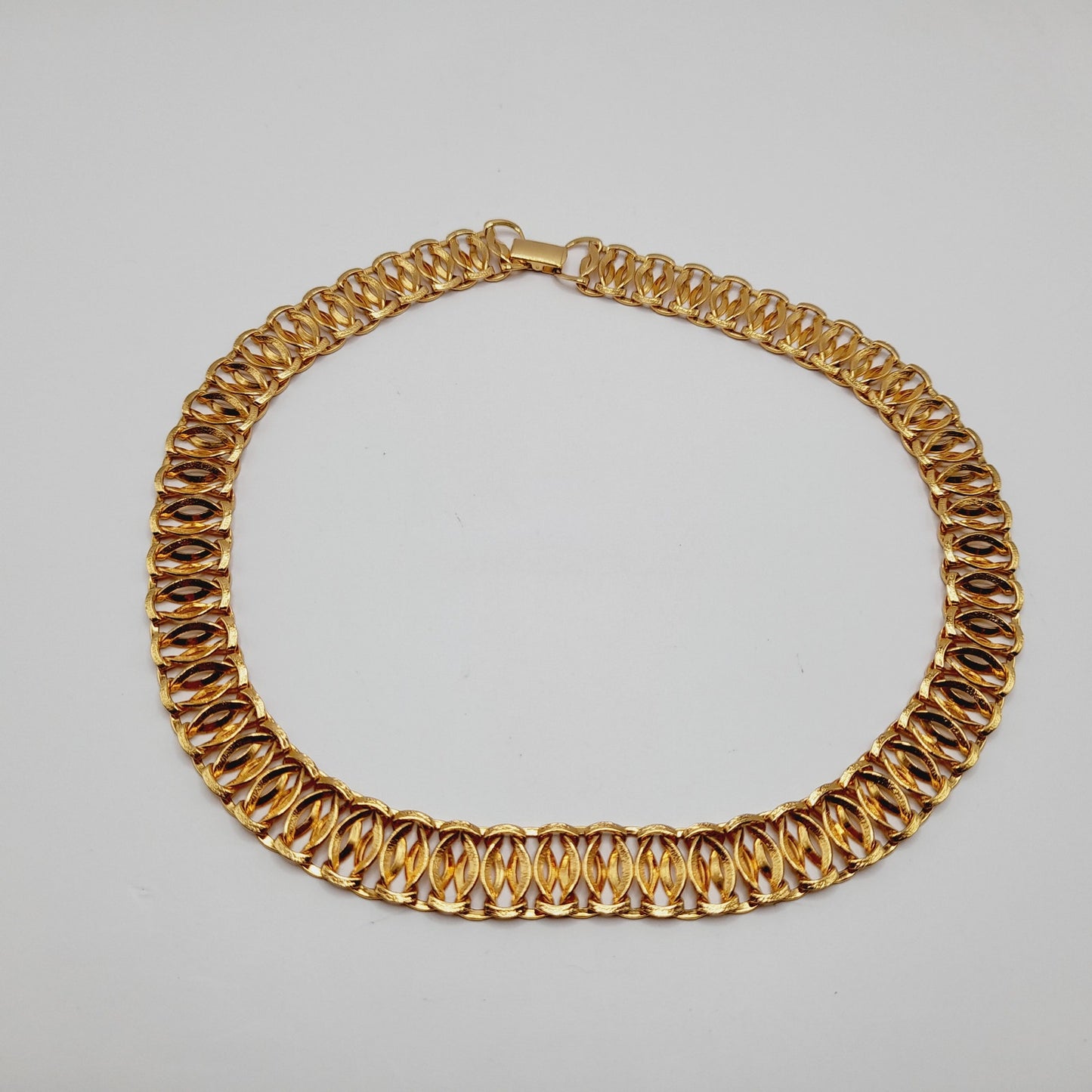 Vintage Trifari Interlocking Choker Necklace Gold Tone Link Collar – 18" Jewelry