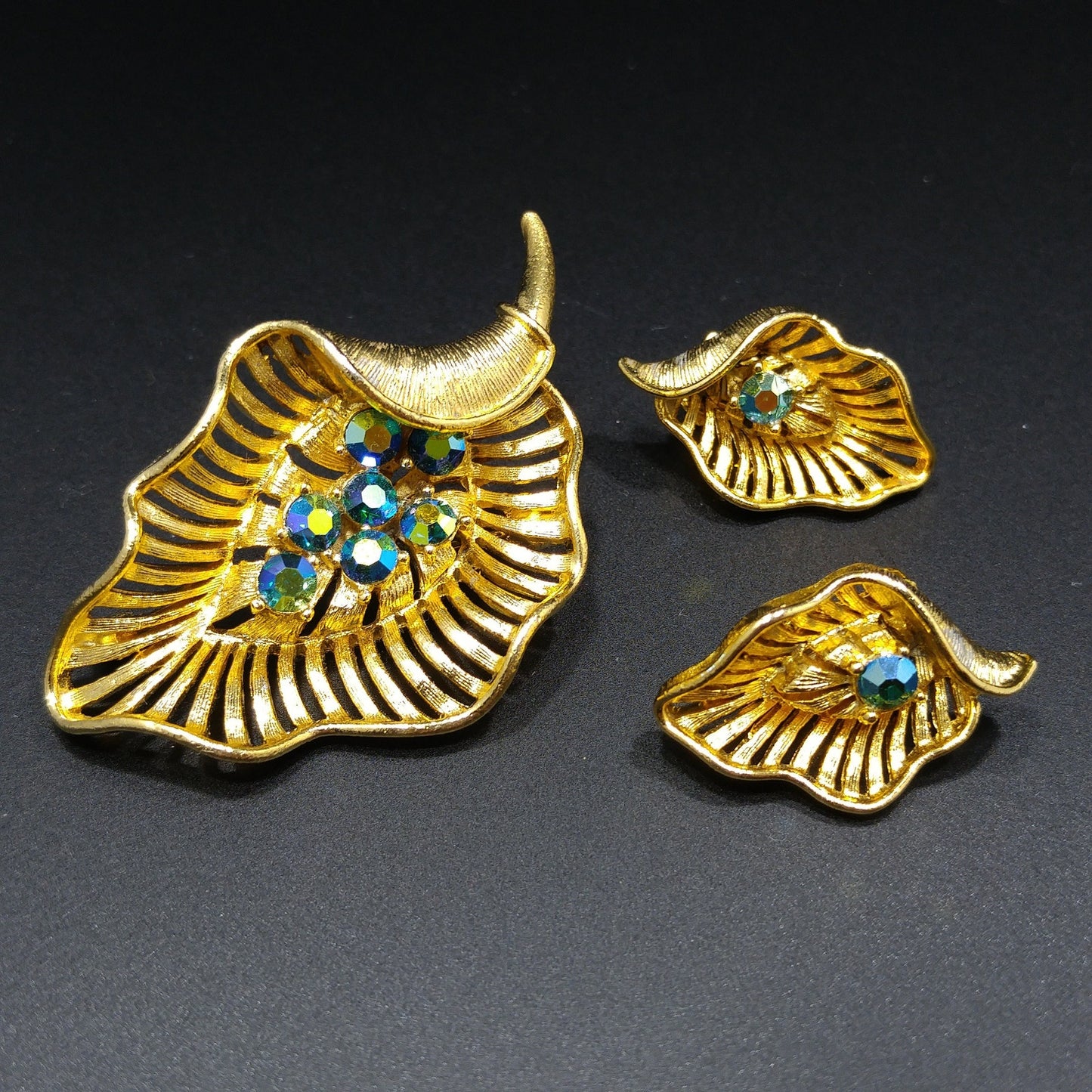 Lisner Blue Aurora Borealis Leaf Brooch & Earrings, Gold Plated, 1960s Vintage Jewelry