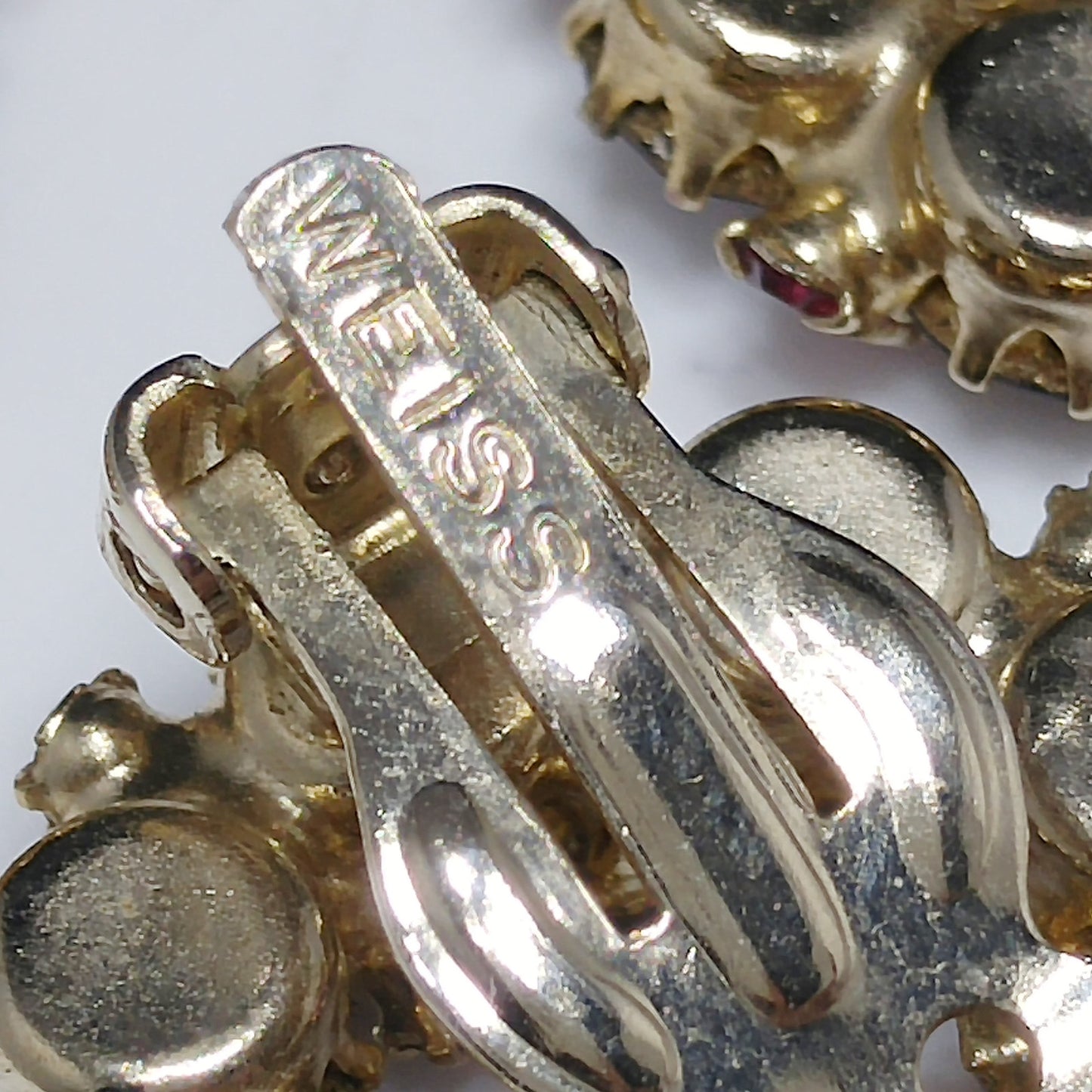 Weiss Pink and Lavender Rhinestone Wreath Brooch and Earrings Set – 1950s Gold Plated