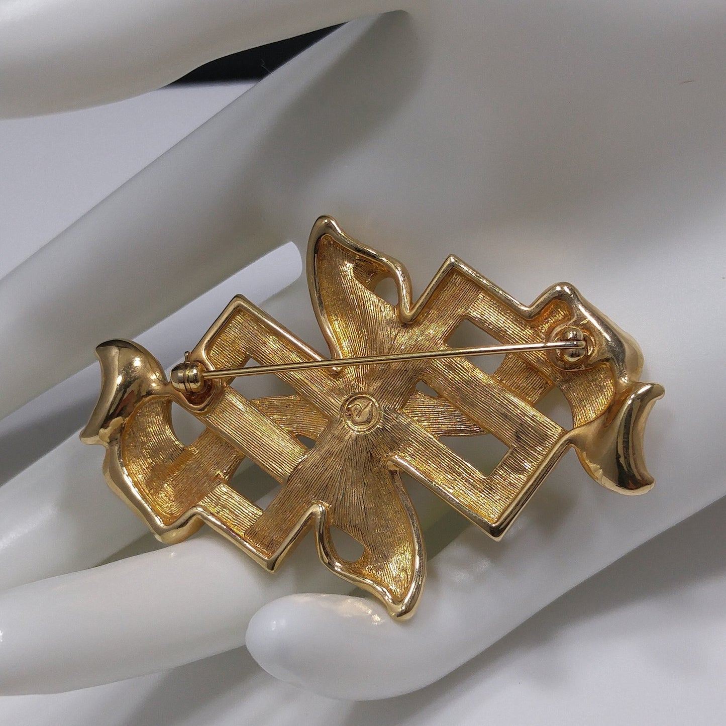 Vintage Swarovski Ribbon Brooch – Black Enamel & Clear Pavé Crystals, 1980s–1990s