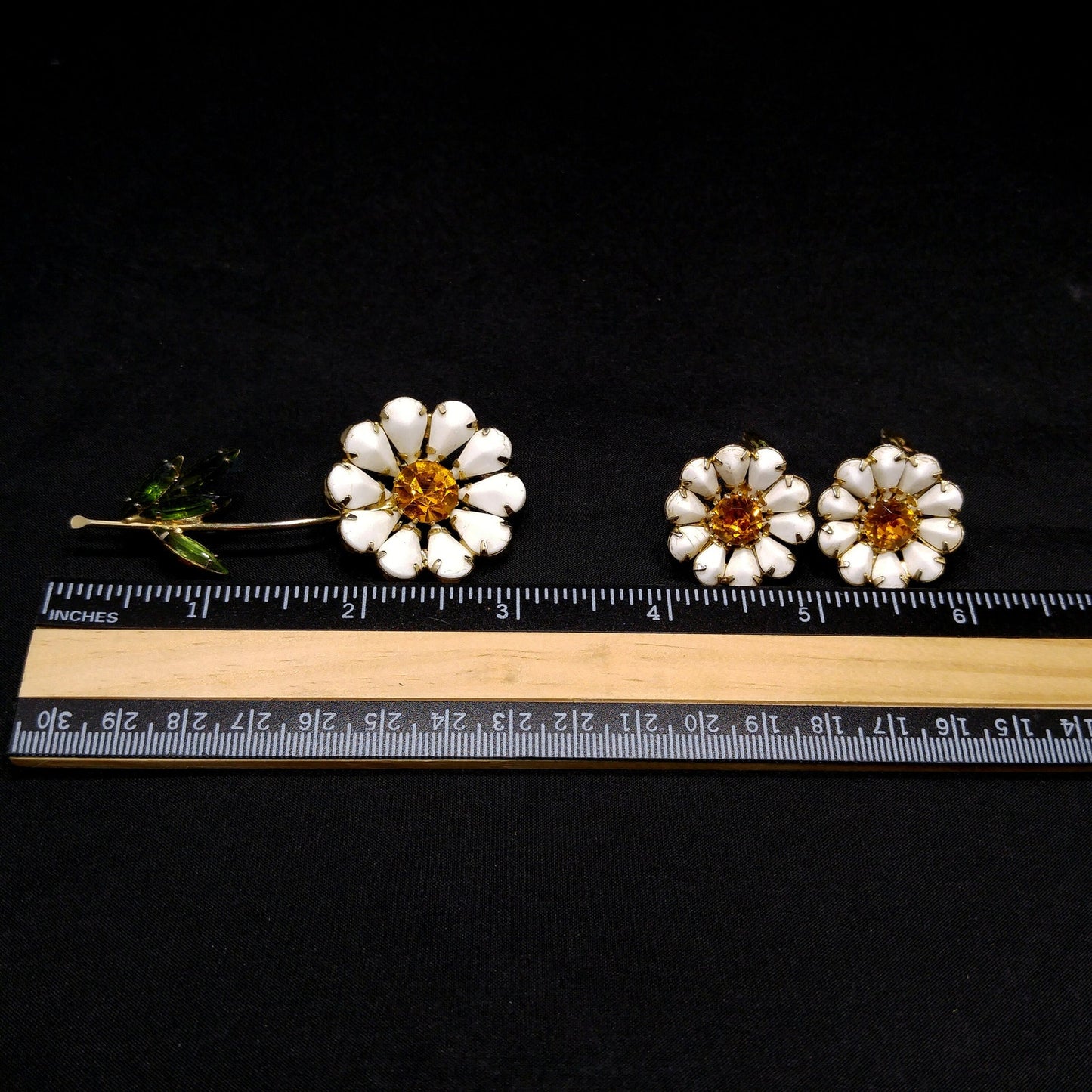 Weiss White Daisy Brooch and Earrings Set – 1950s Milk Glass & Amber Rhinestones