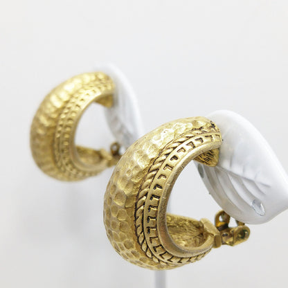 Oscar de la Renta Hammered Gold Clip Earrings – Vintage 1980s Designer Jewelry