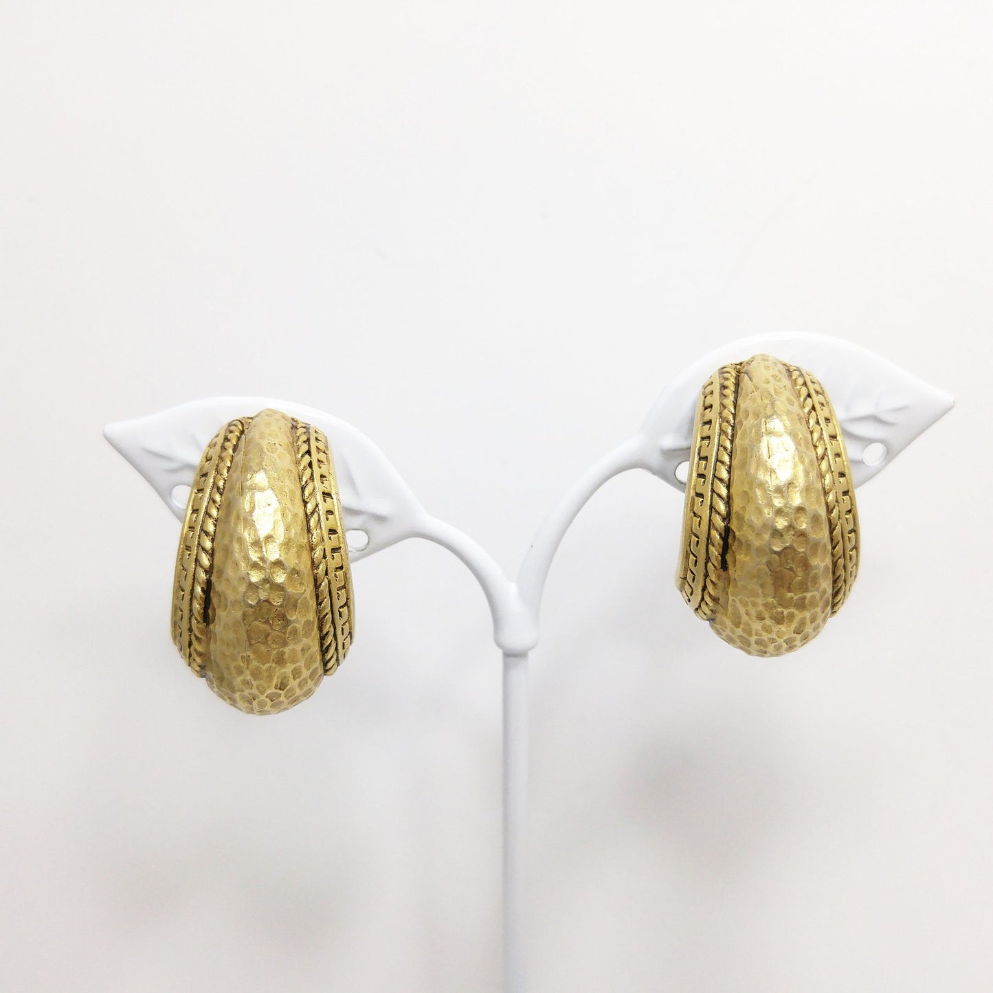 Oscar de la Renta Hammered Gold Clip Earrings – Vintage 1980s Designer Jewelry