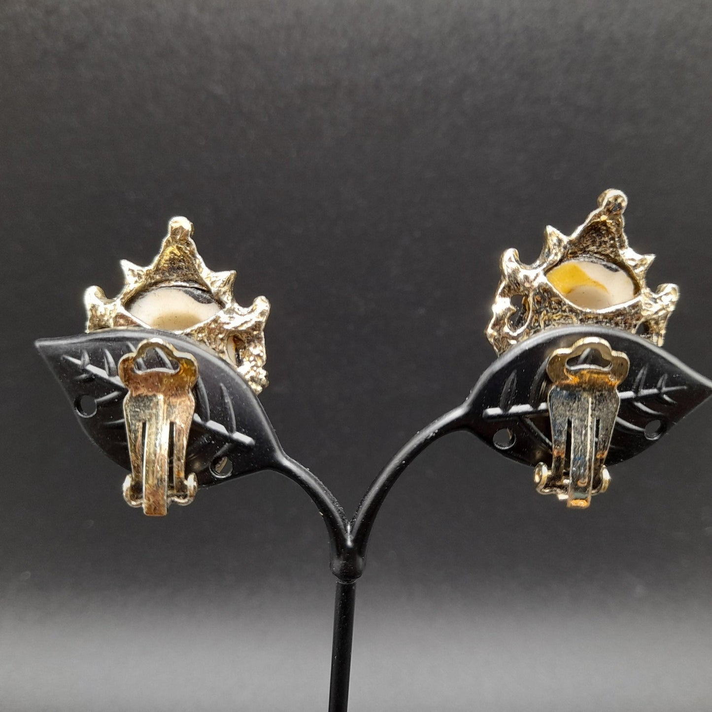 Selro Selini Oriental Asian Design Clip Earrings, Unsigned, 1950s Vintage Jewelry