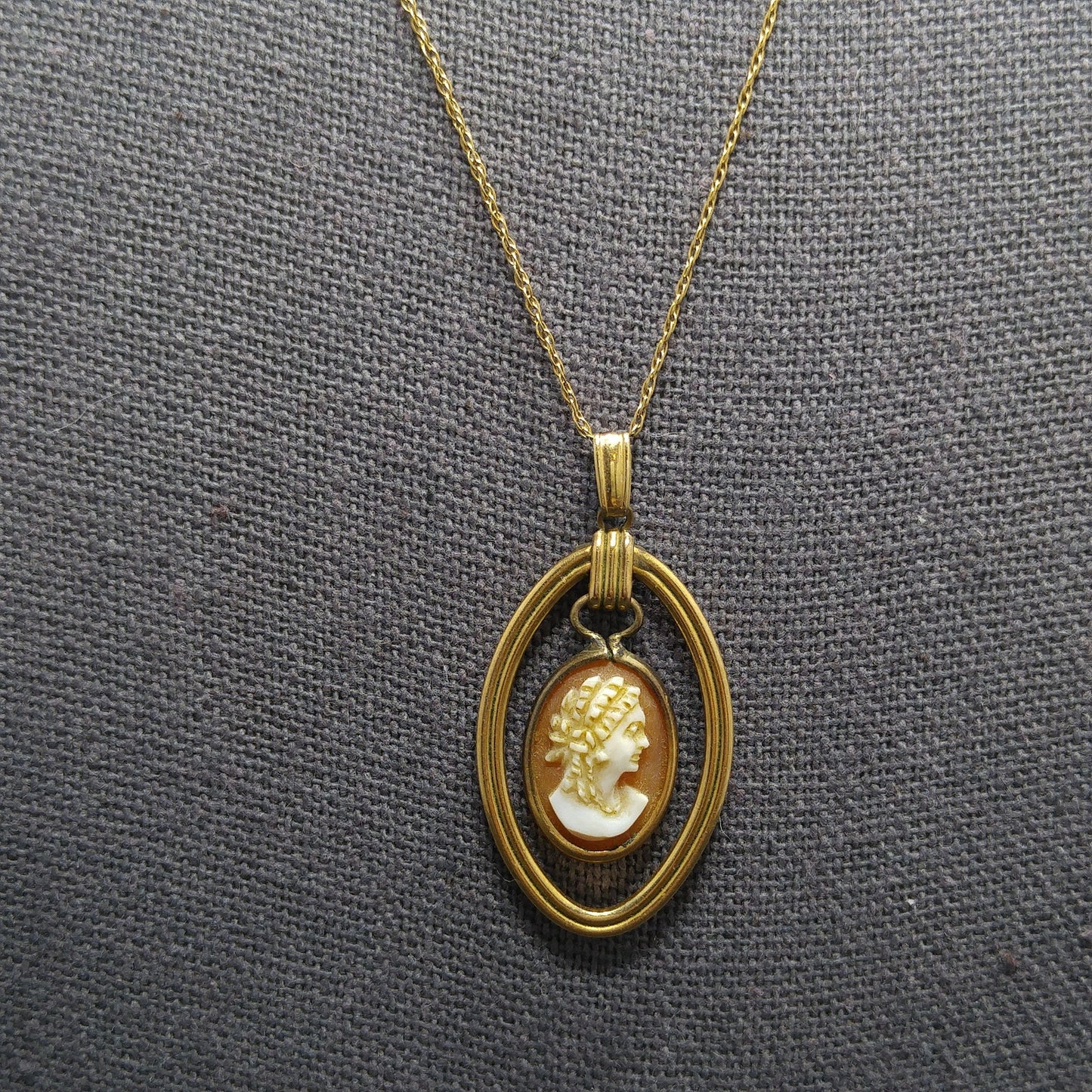 Van Dell Hand-Carved Shell Cameo Necklace – 14K Gold Chain, 1940s Vintage