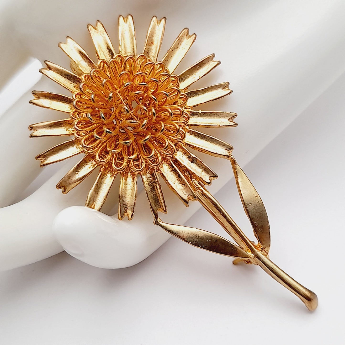 Vintage 1970s Gold Tone Daisy Floral 3 Inch Brooch