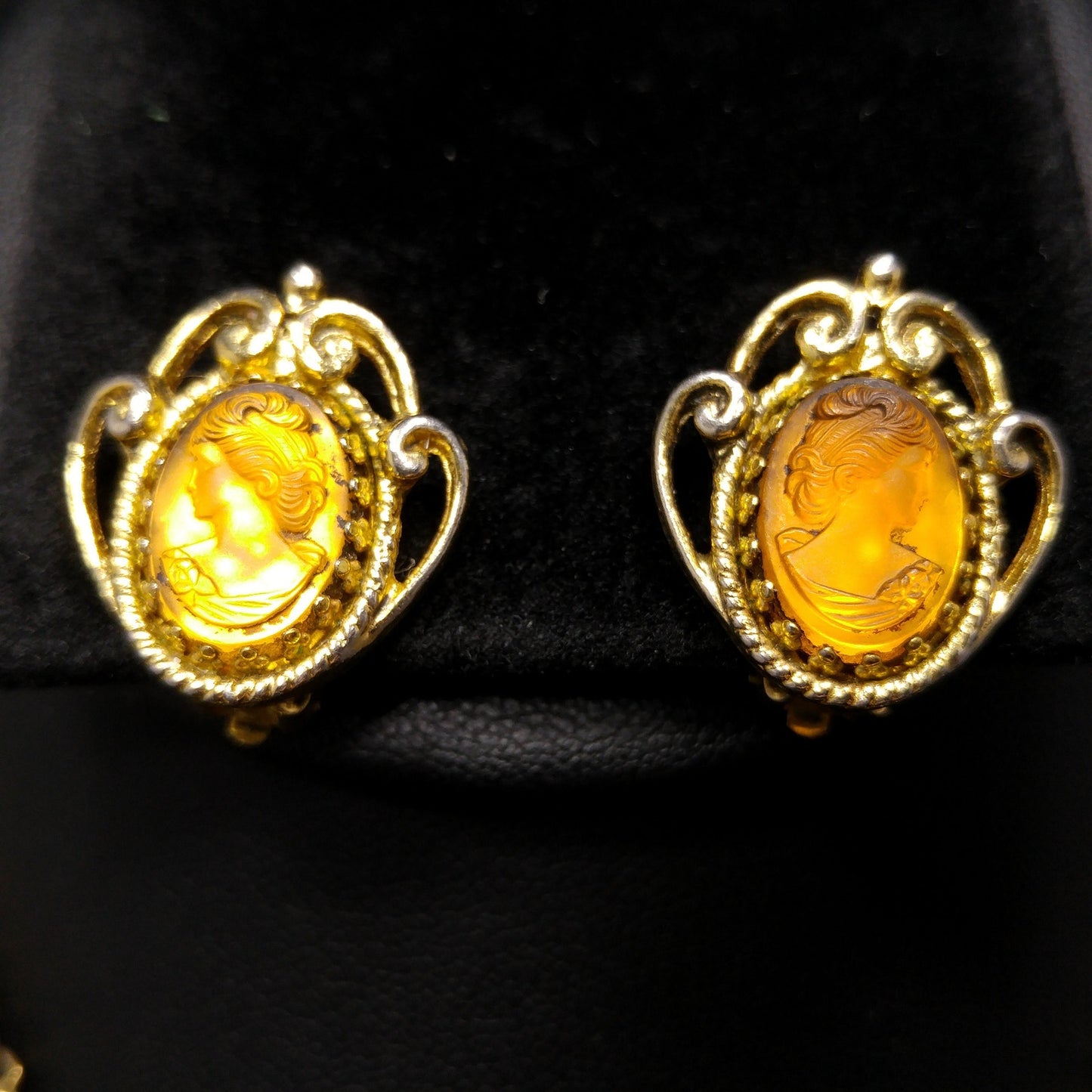 Whiting & Davis Topaz Cameo Necklace & Clip Earrings Set w/ Tassel 1976 Book Piece