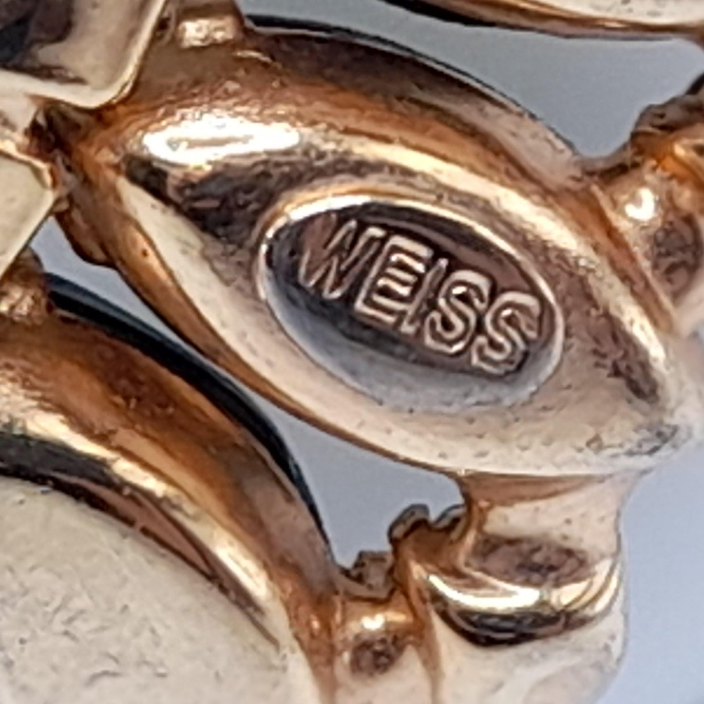 Weiss 1950s Iridescent Green Blue Gold Fire Polished Rhinestone Wreath Brooch – Signed