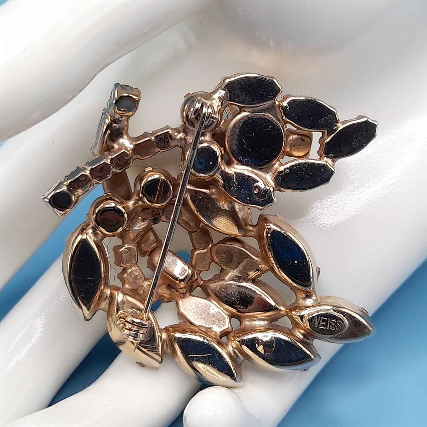 Weiss 1950s Aurora Borealis Rhinestone Leaf Brooch – Gold Tone Mid-Century Design