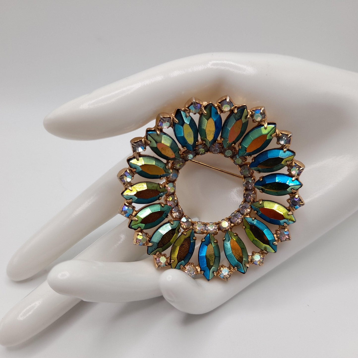Weiss 1950s Iridescent Green Blue Gold Fire Polished Rhinestone Wreath Brooch – Signed