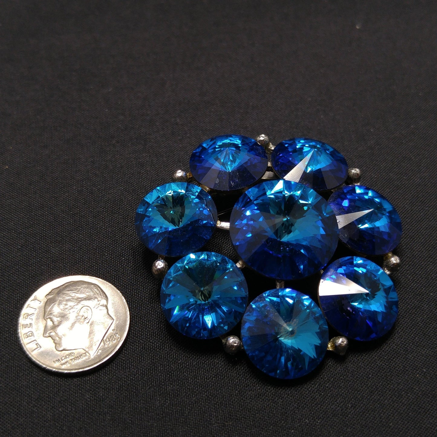 Weiss 1950s Blue Rivoli Rhinestone Brooch – Silver Tone Setting