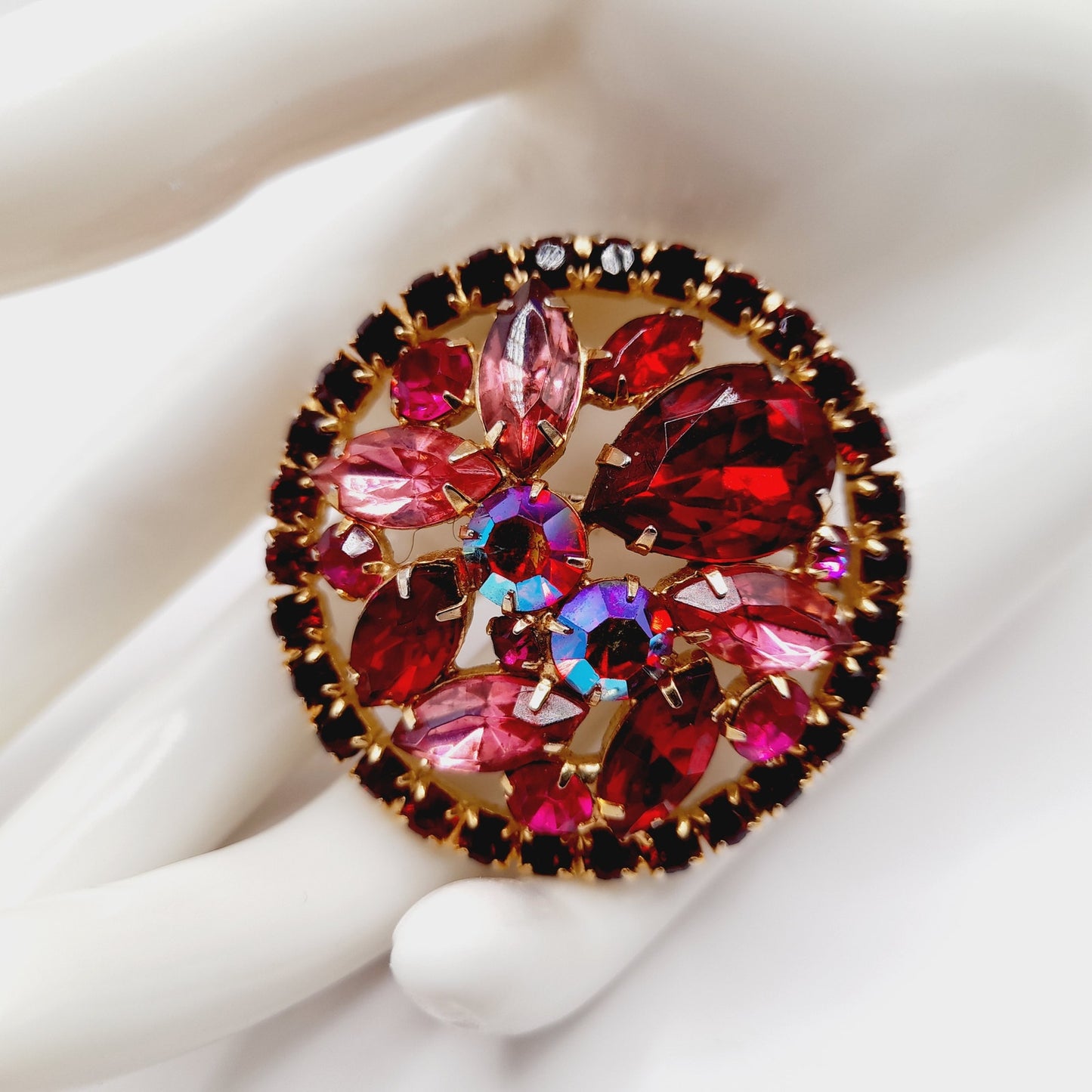 WEISS Red & Pink Rhinestone Round Vintage Brooch – Gold Plated 1960s