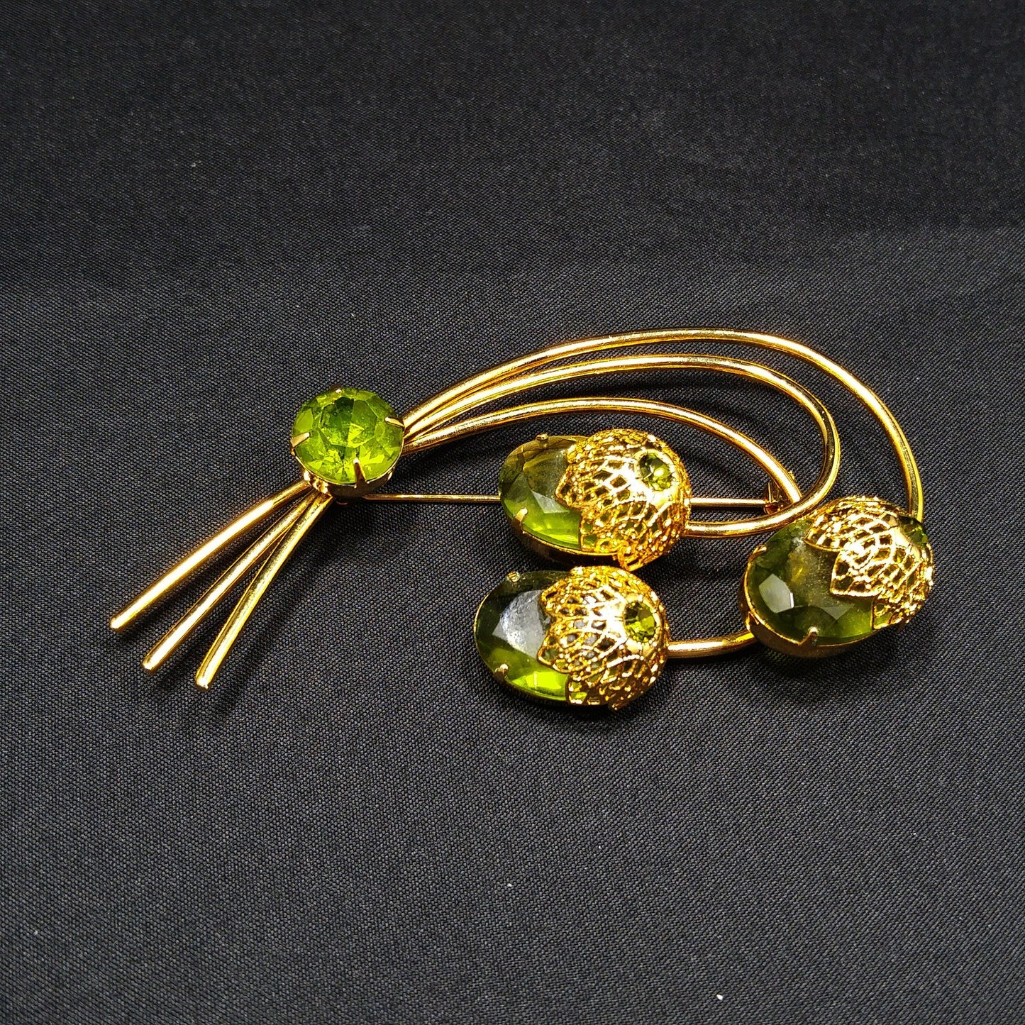 Sarah Coventry Touch of Elegance Green Crystal Brooch Gold Tone 1970s