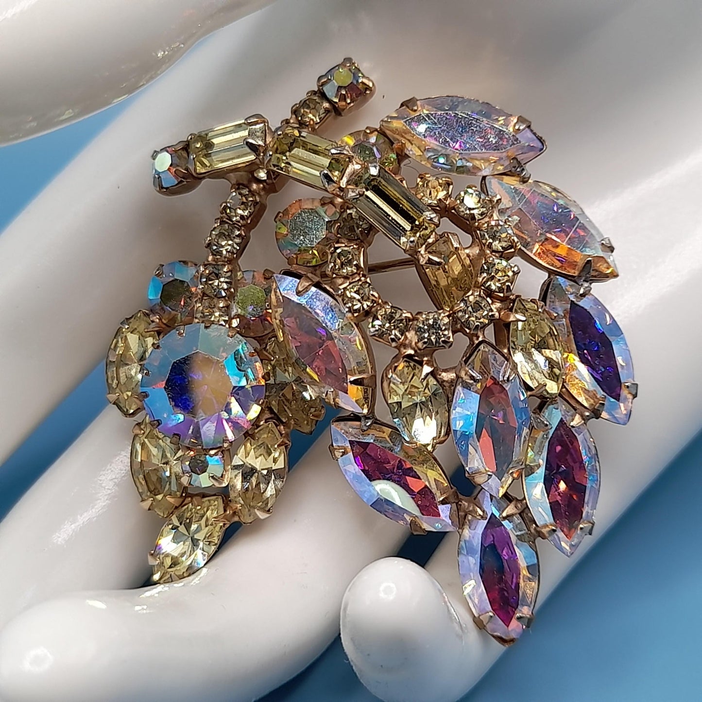 Weiss 1950s Aurora Borealis Rhinestone Leaf Brooch – Gold Tone Mid-Century Design