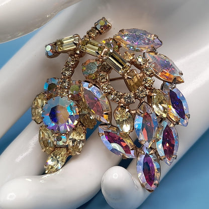 Weiss 1950s Aurora Borealis Rhinestone Leaf Brooch – Gold Tone Mid-Century Design