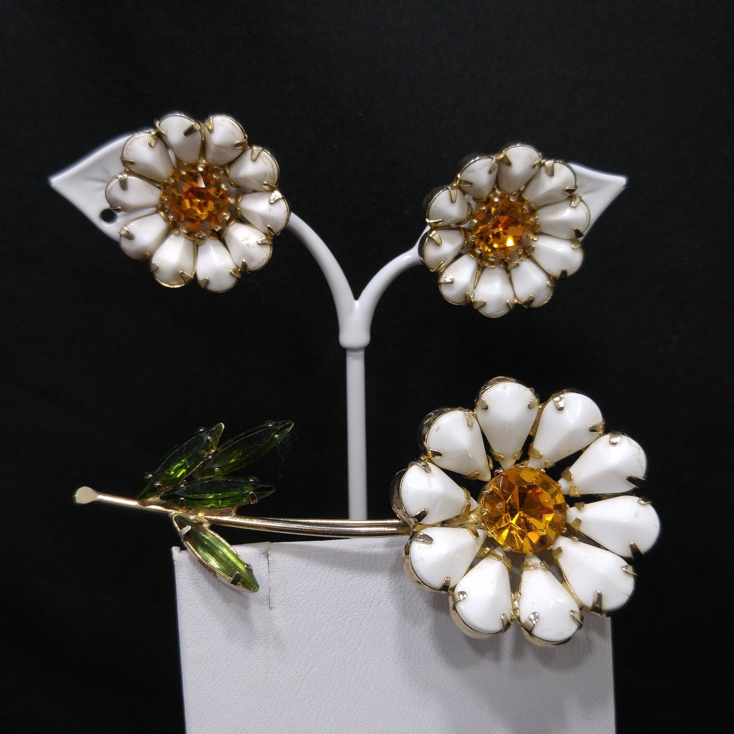 Weiss White Daisy Brooch and Earrings Set – 1950s Milk Glass & Amber Rhinestones