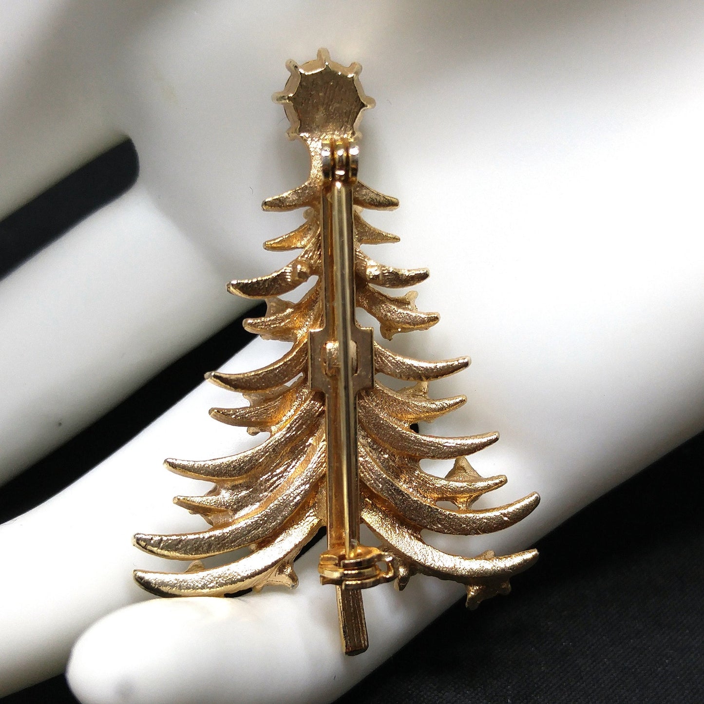 Vintage Christmas Tree Brooch – 1950s 1960s Gold-Plated Holiday Pin with Red & Green Rhinestones