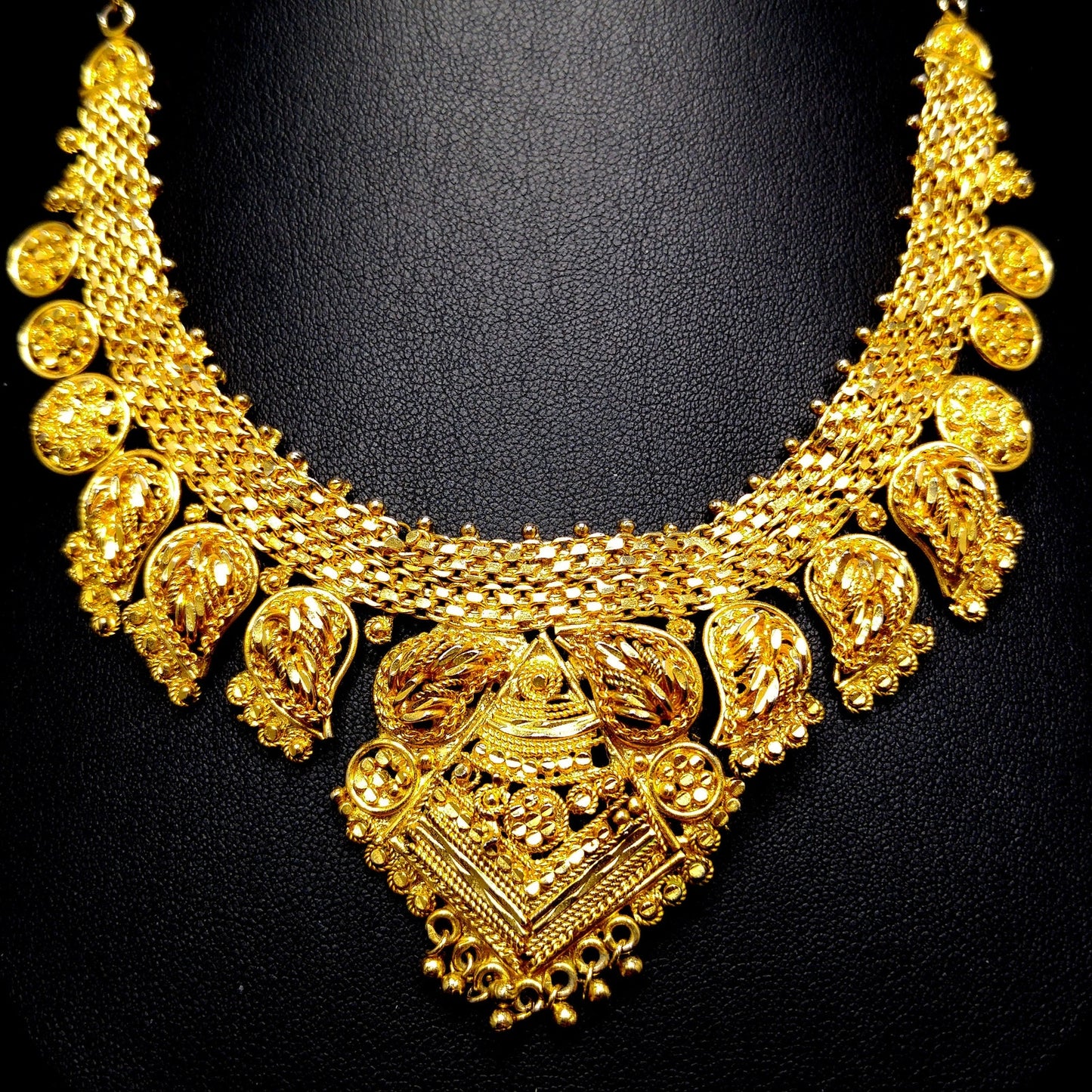 Vintage Heavily Gold Plated Necklace, 3D Cut Hand Crafted, Vintage Jewelry
