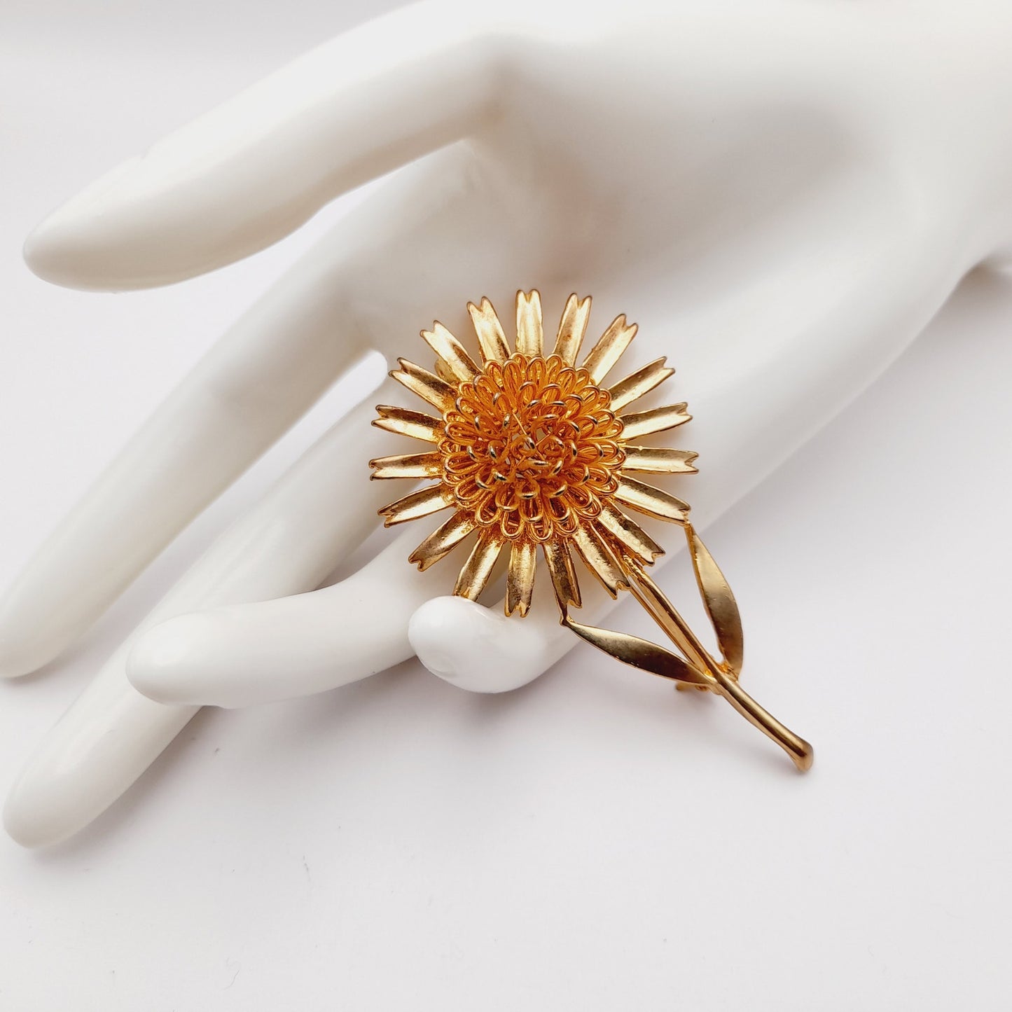 Vintage 1970s Gold Tone Daisy Floral 3 Inch Brooch