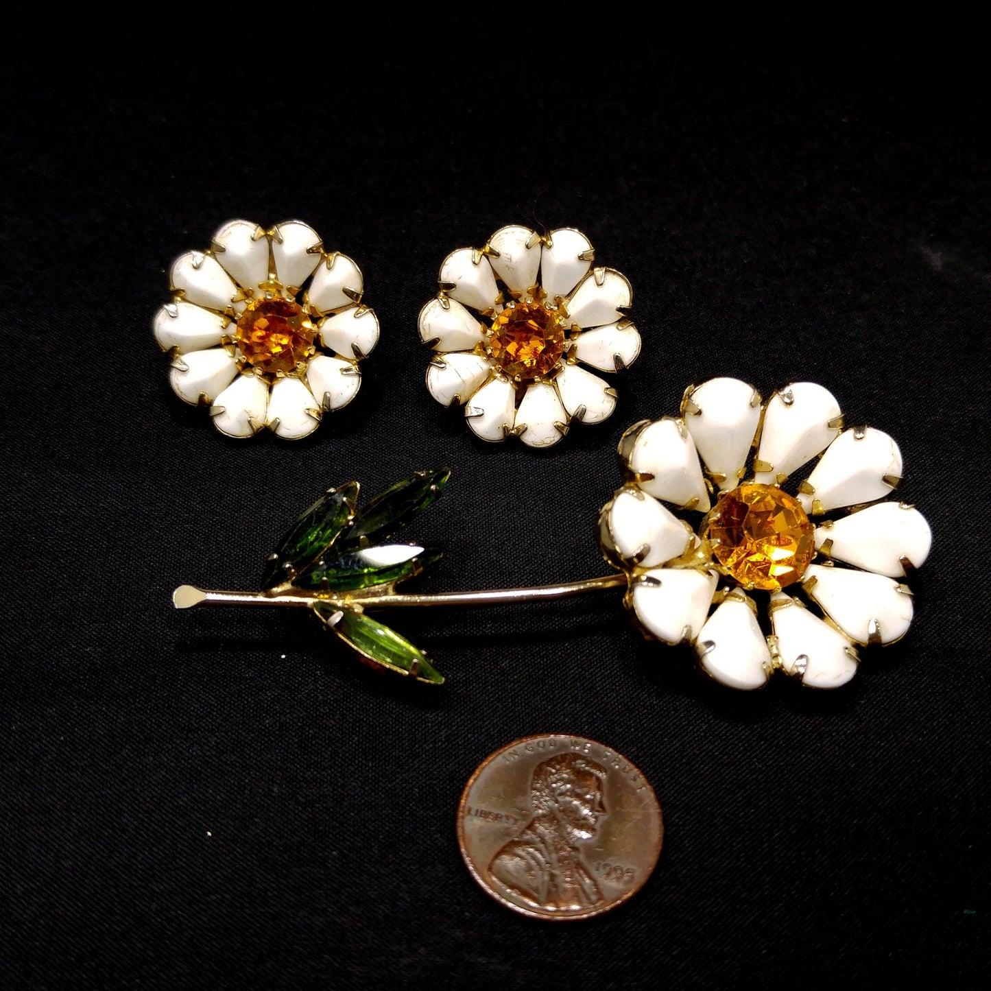 Weiss White Daisy Brooch and Earrings Set – 1950s Milk Glass & Amber Rhinestones