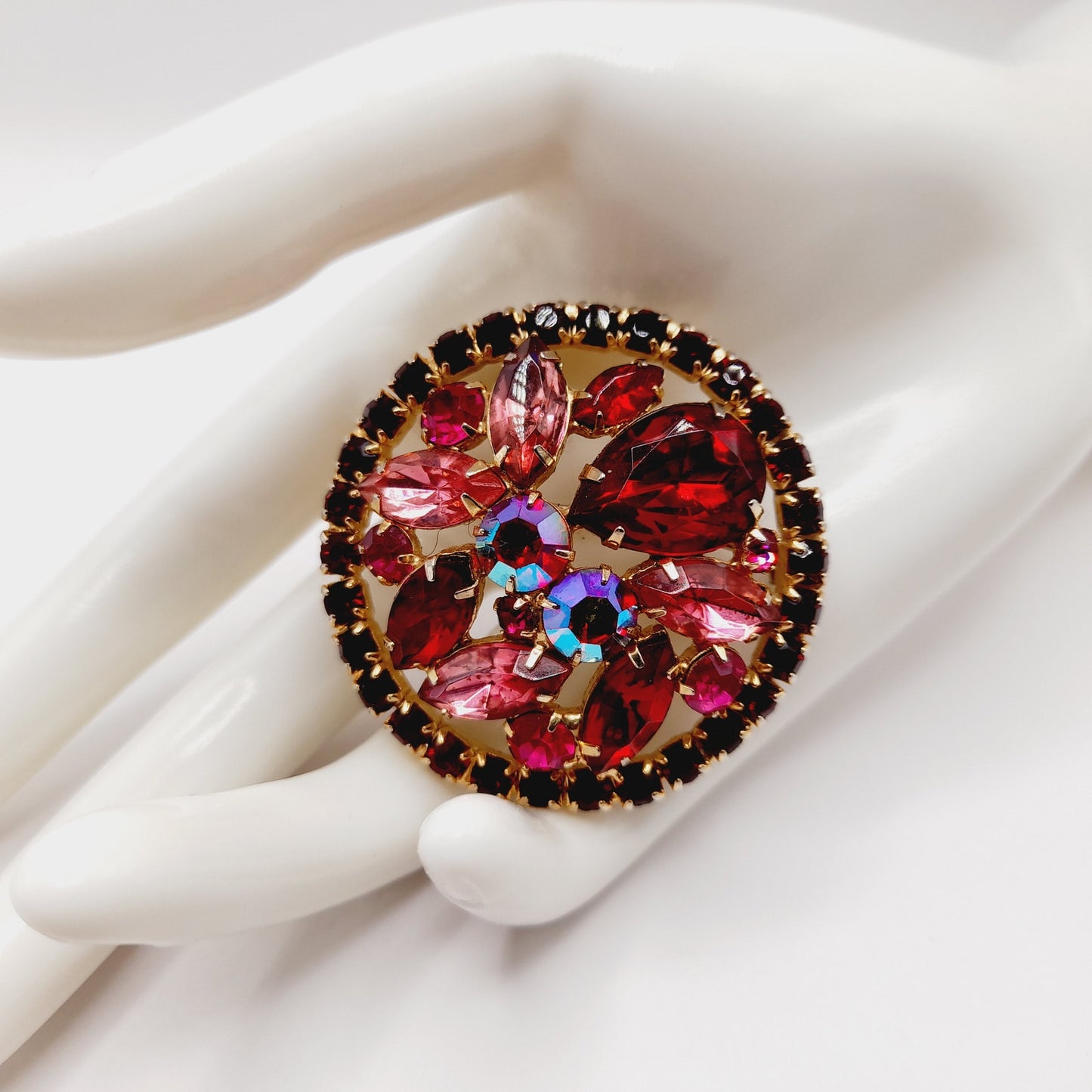 WEISS Red & Pink Rhinestone Round Vintage Brooch – Gold Plated 1960s
