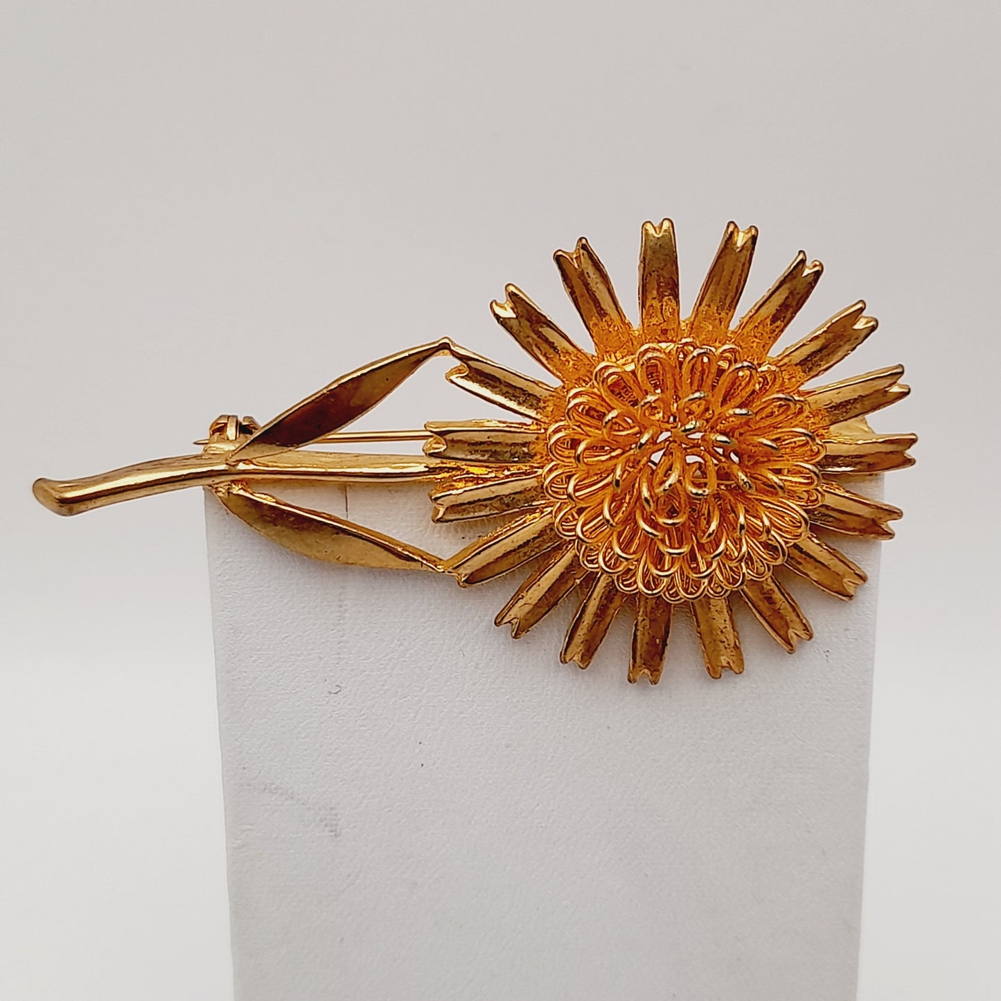Vintage 1970s Gold Tone Daisy Floral 3 Inch Brooch