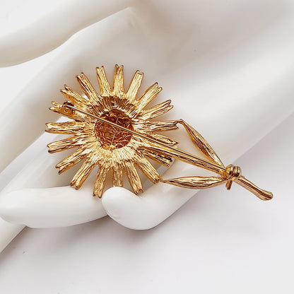 Vintage 1970s Gold Tone Daisy Floral 3 Inch Brooch