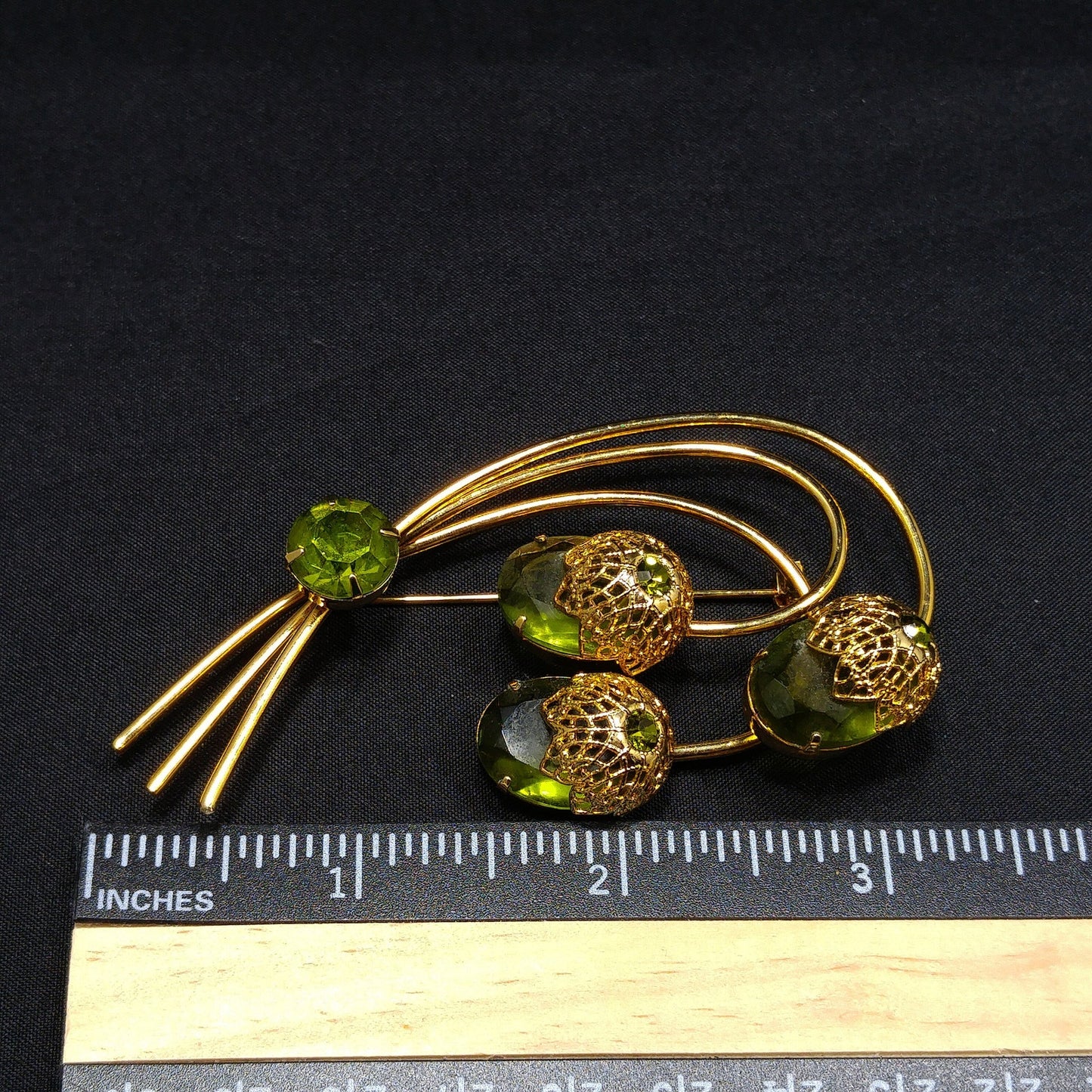 Sarah Coventry Touch of Elegance Green Crystal Brooch Gold Tone 1970s