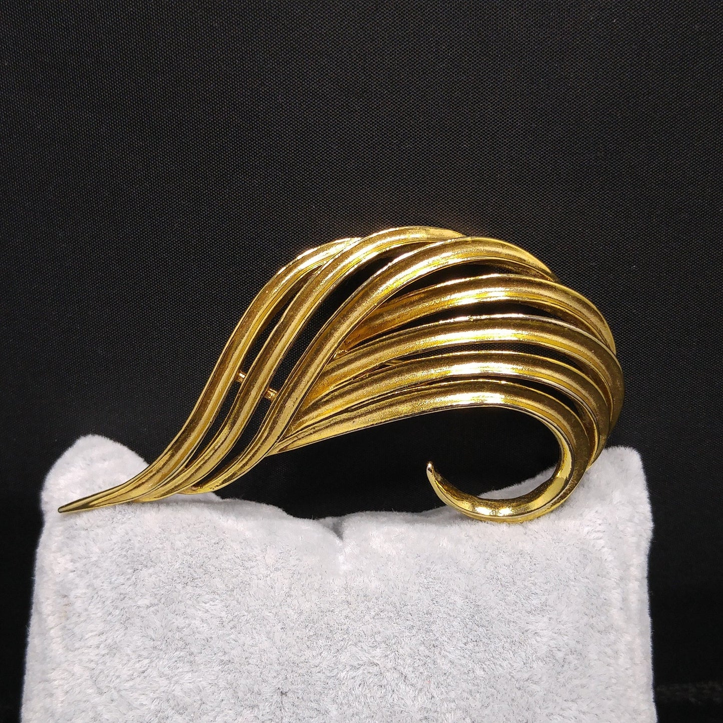 Oscar de la Renta Modern Wide Brooch, Gold Plated, 1980s Vintage Jewelry